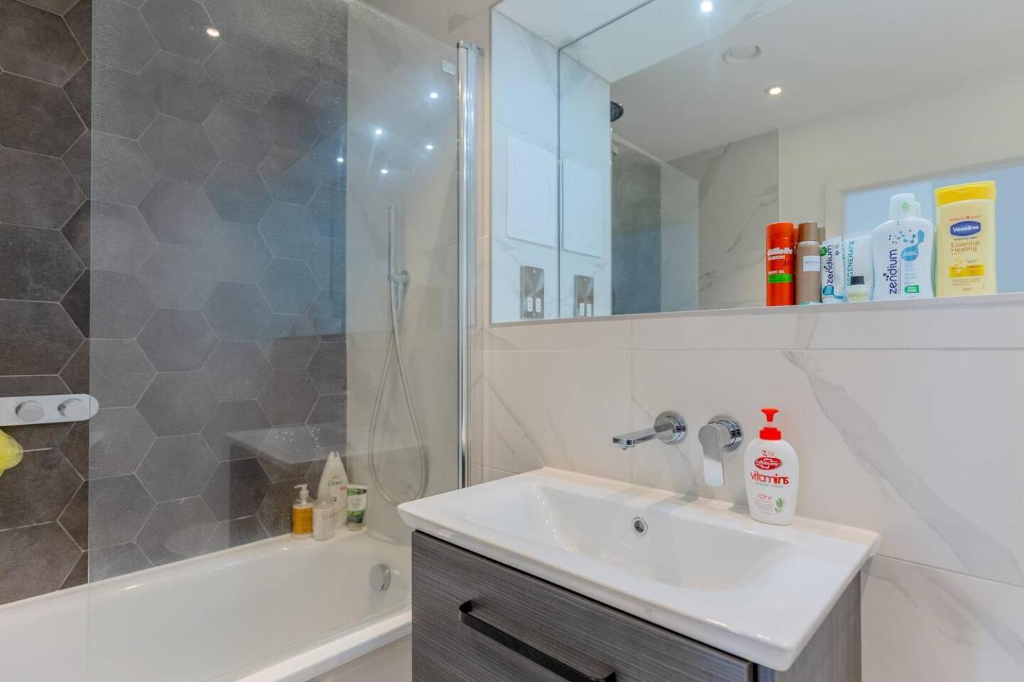 Stylish 2 Bed Flat In Battersea With Private Balcony * London