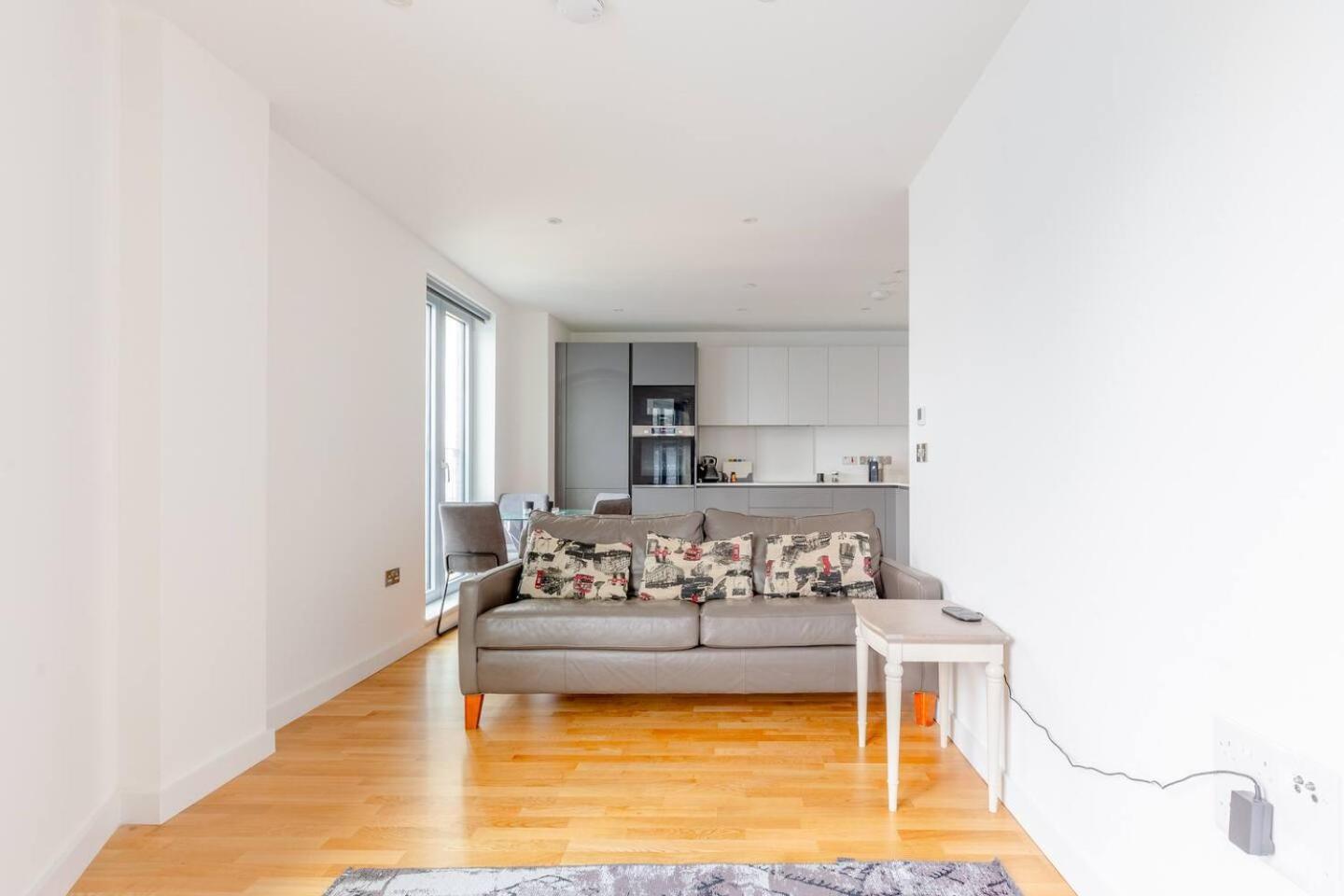 Apartment Stylish 2 Bed Flat In Battersea With Private Balcony *