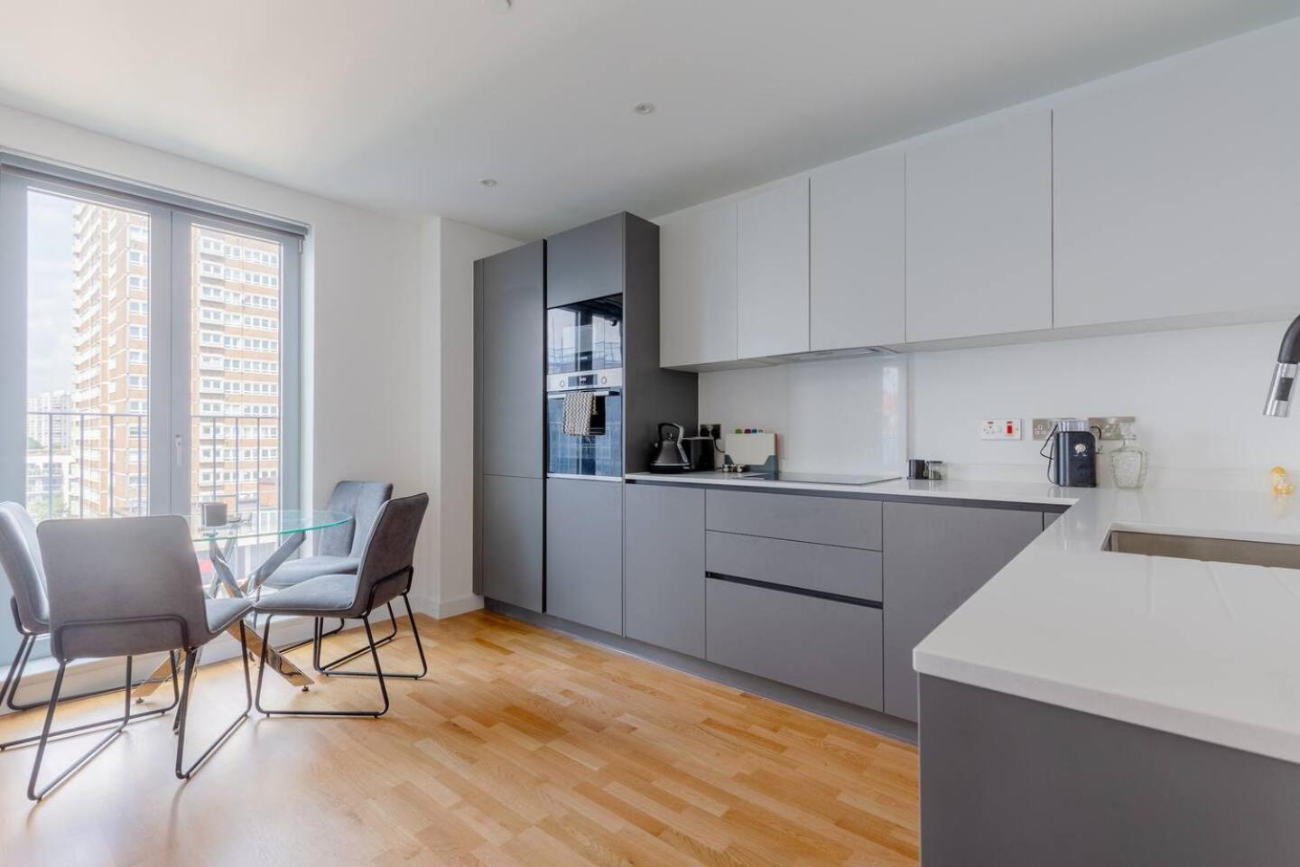 Stylish 2 Bed Flat In Battersea With Private Balcony *
