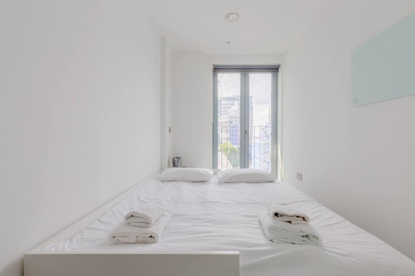Stylish 2 Bed Flat In Battersea With Private Balcony