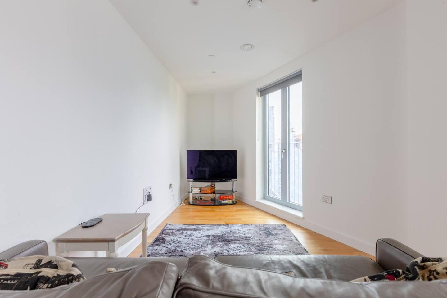 Stylish 2 Bed Flat In Battersea With Private Balcony Apartment