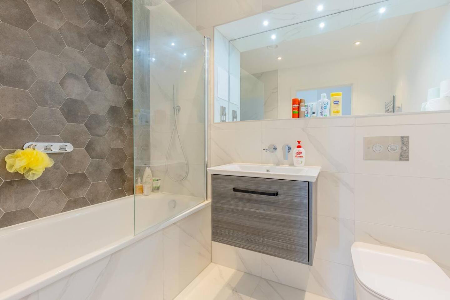Apartment Stylish 2 Bed Flat In Battersea With Private Balcony