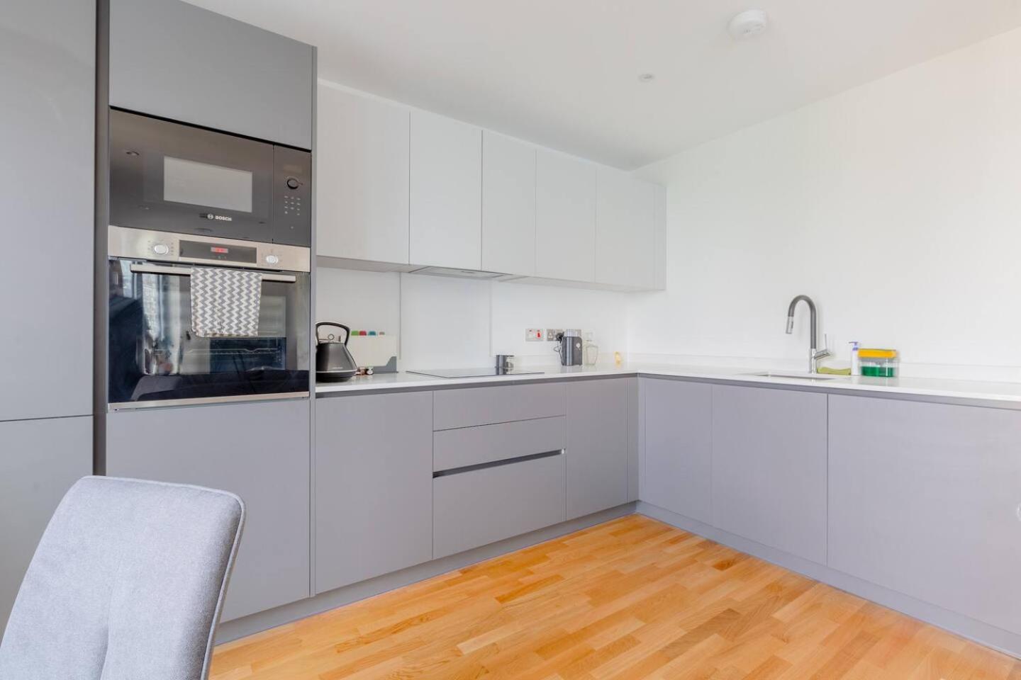 Stylish 2 Bed Flat In Battersea With Private Balcony *