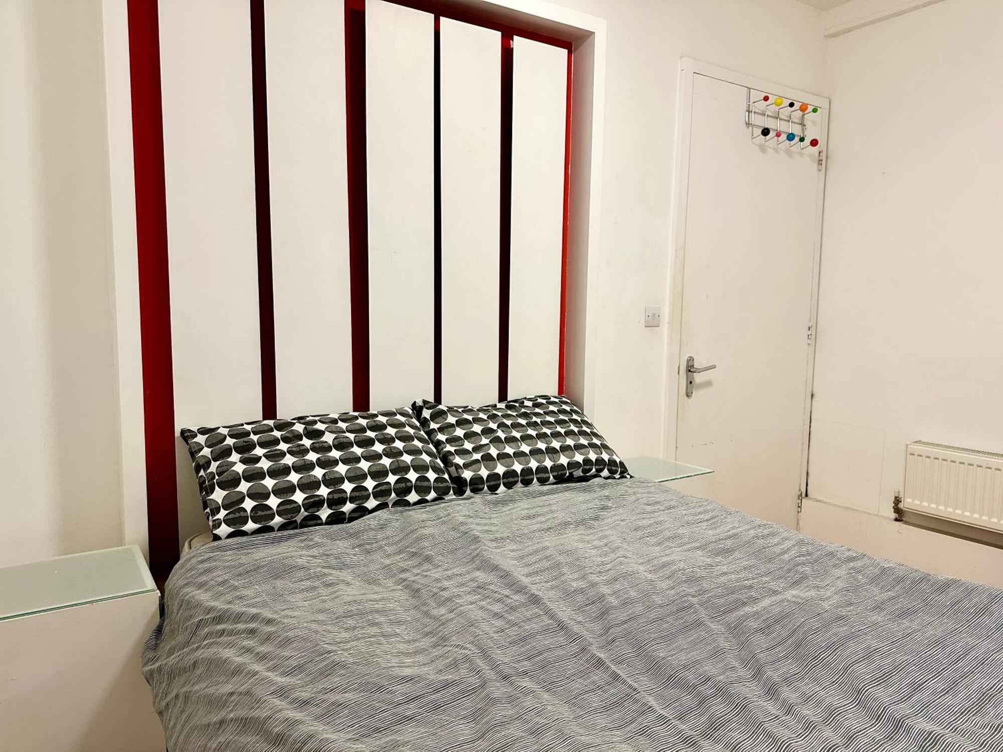 Bright Large Double Bedroom Flat Apartment *