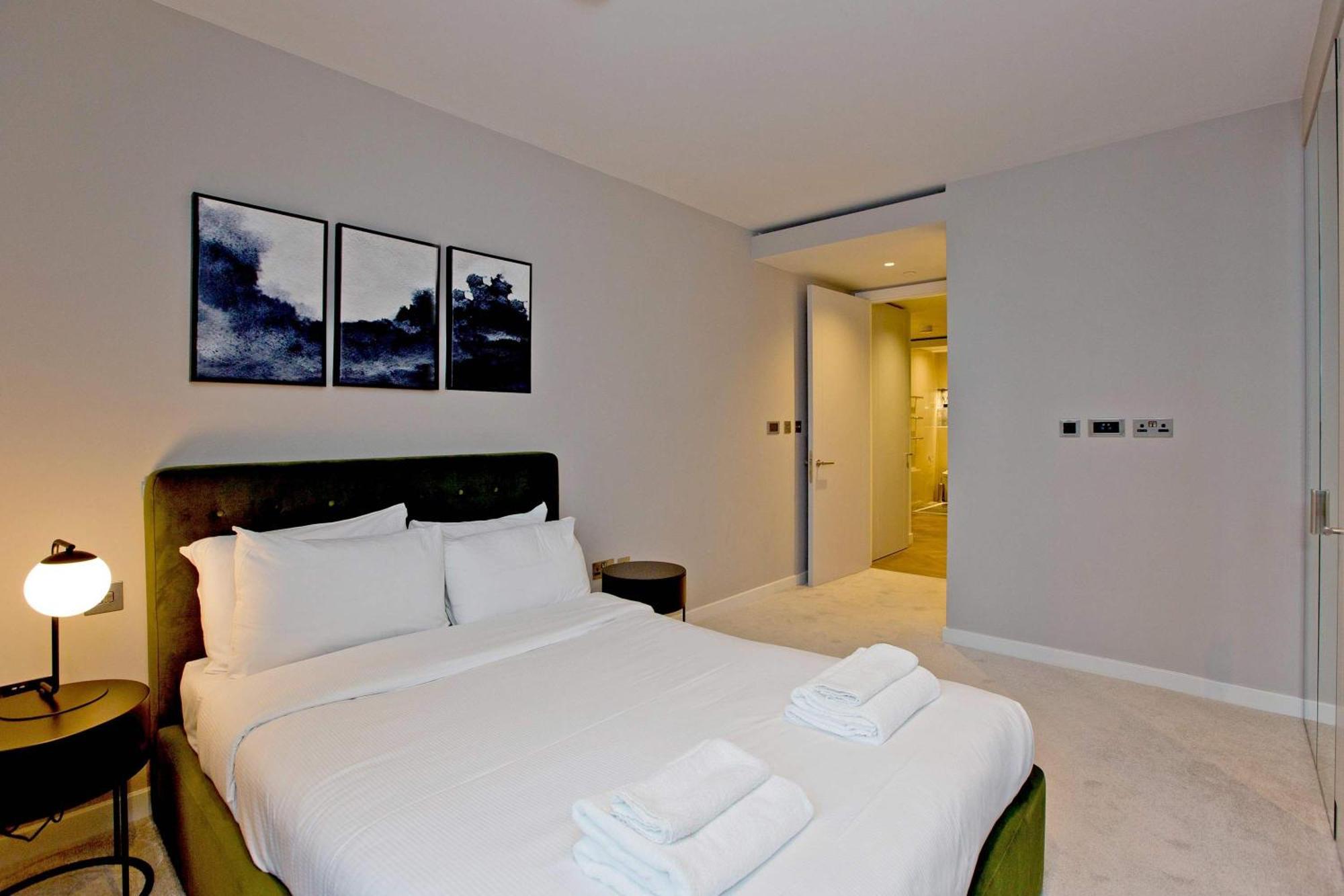 Luxury Living With Views With Pool And Gym Ac Apartment London