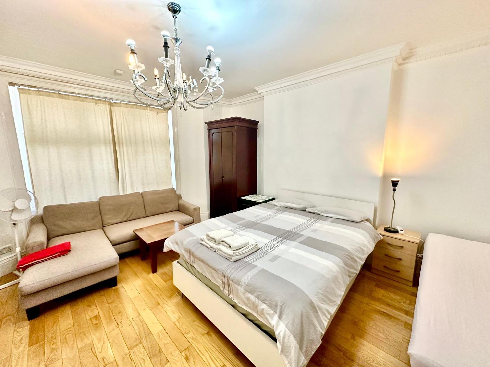 Guest house Spacious En Room, Opposite Of Tube Station, 5 Minutes From Oxford Street *