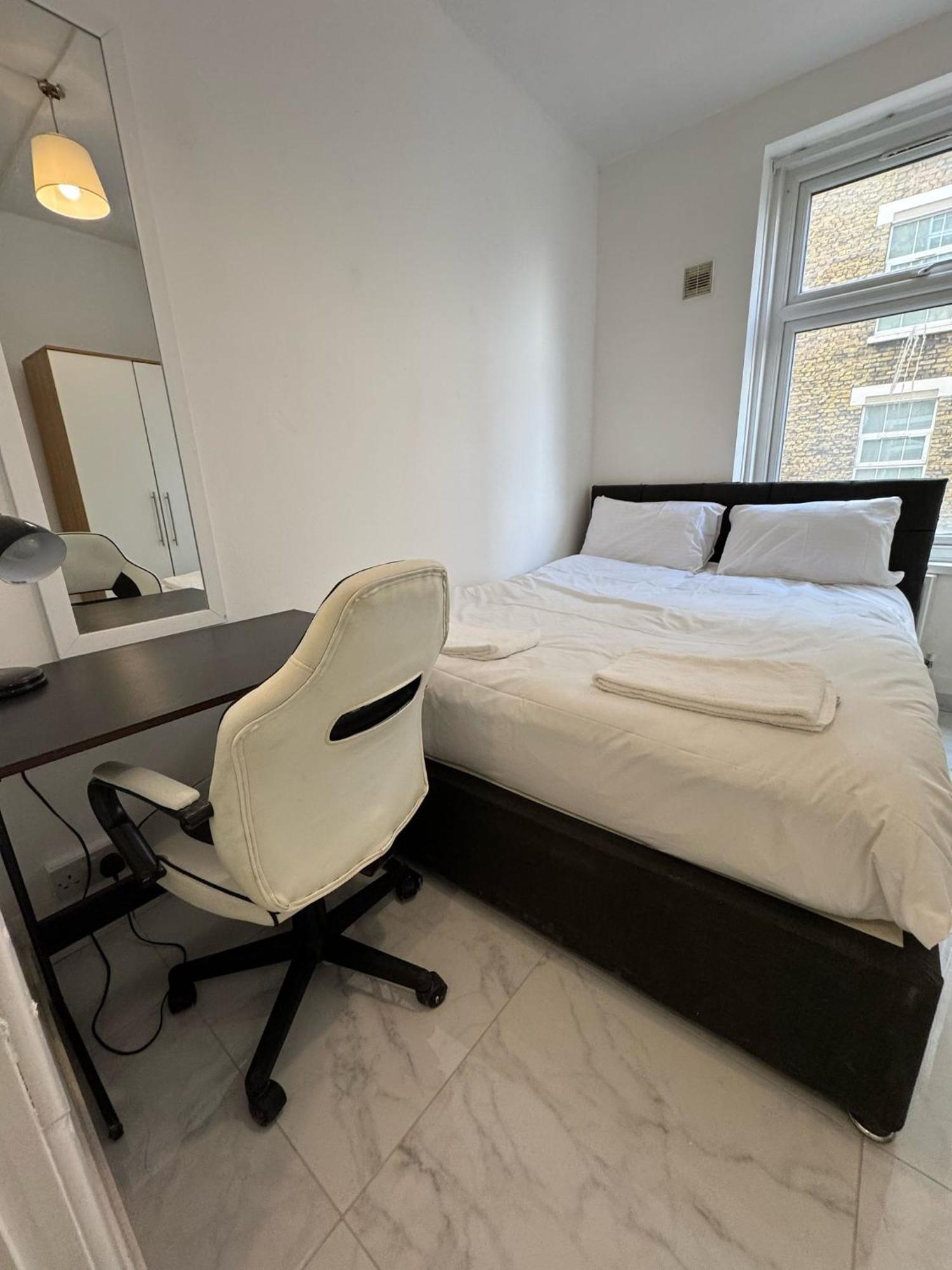 2 Bedroom Flat On First Floor Apartment *