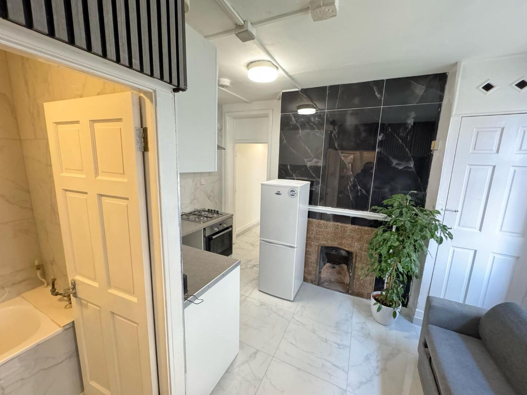 2 Bedroom Flat On First Floor * London