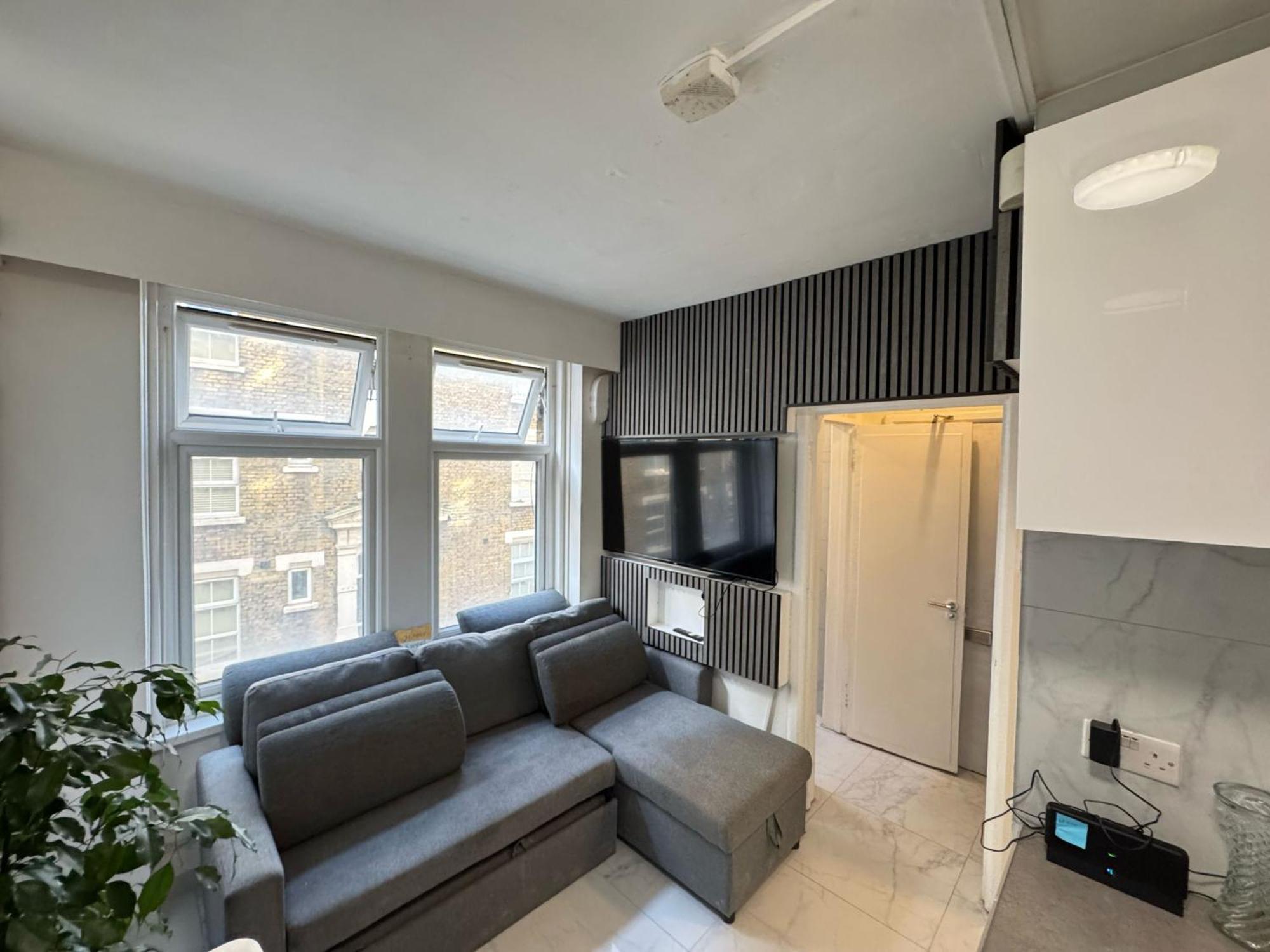 2 Bedroom Flat On First Floor Apartment *