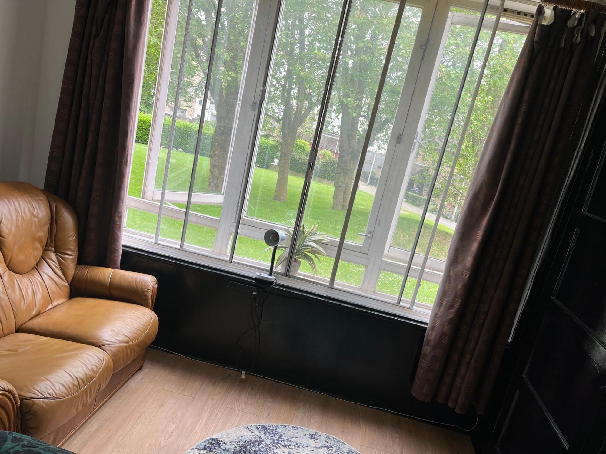 Spacious Black And White Homestay London