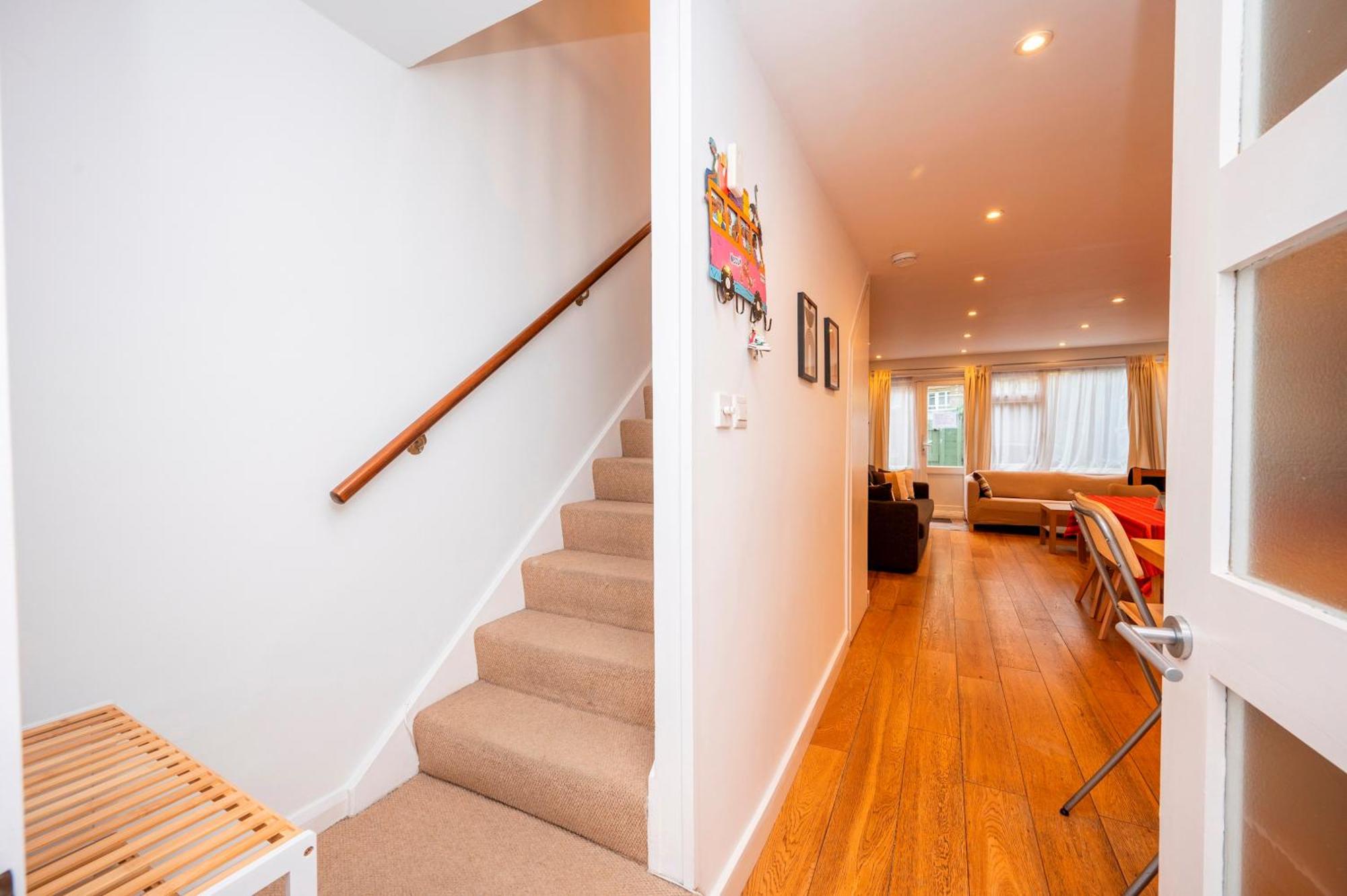 Pass The Keys Spacious 2br W Free Parking Patio Near Tube Holiday home London