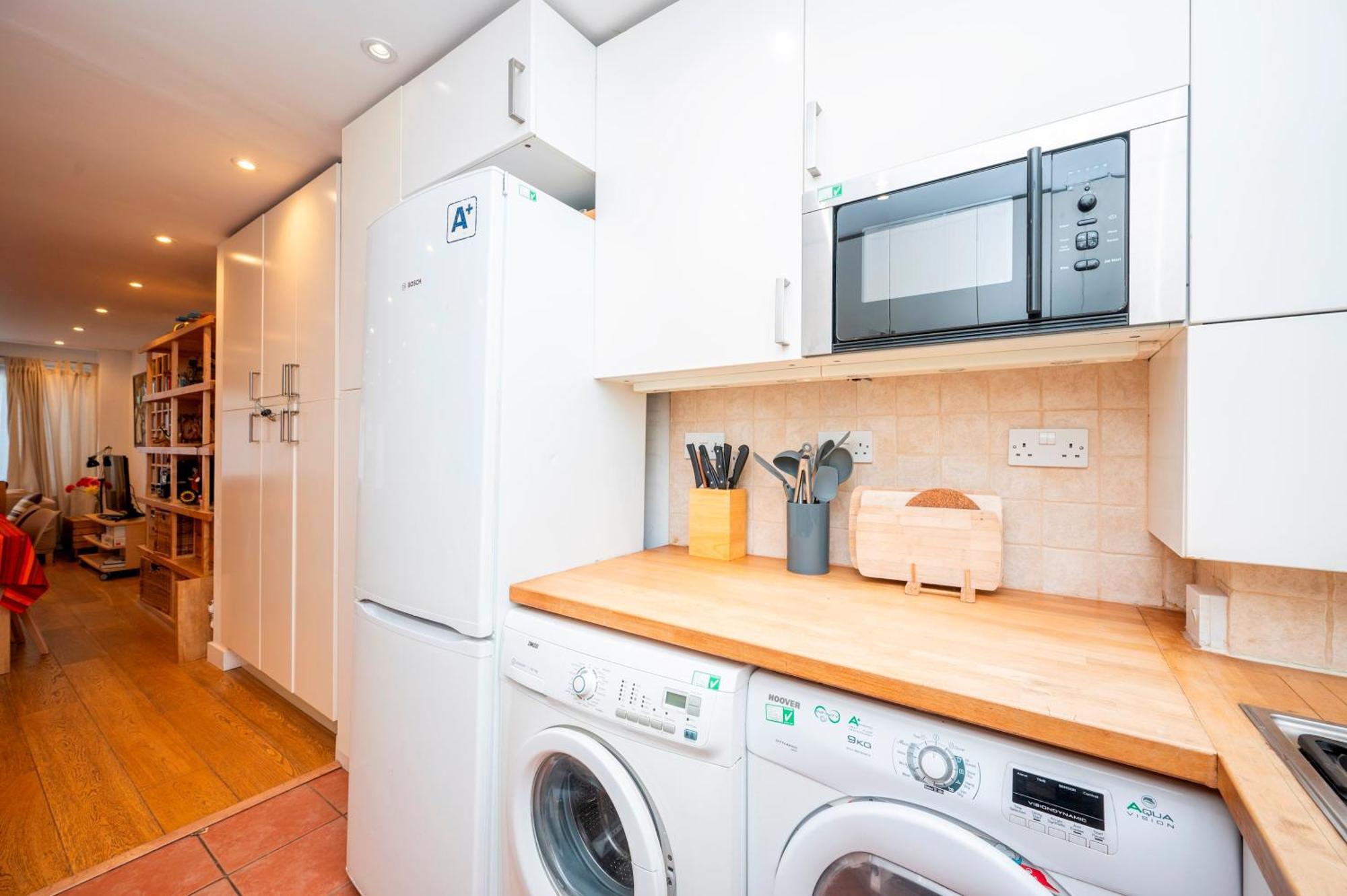 Pass The Keys Spacious 2br W Free Parking Patio Near Tube Holiday home *