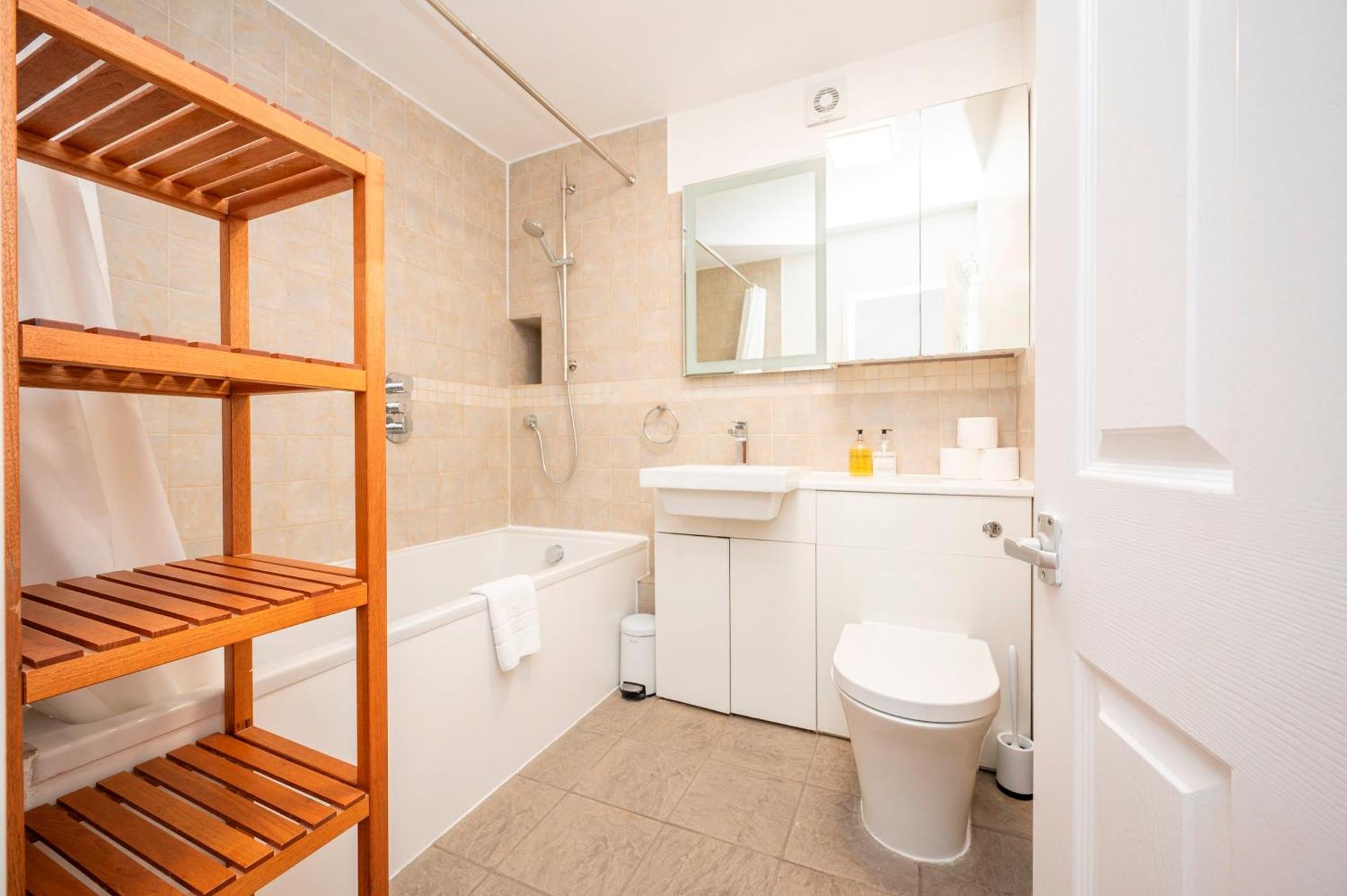 Pass The Keys Spacious 2br W Free Parking Patio Near Tube * London
