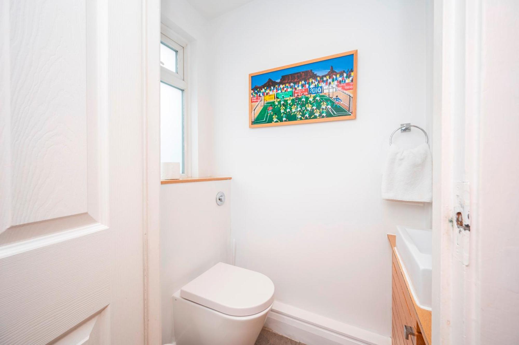 Pass The Keys Spacious 2br W Free Parking Patio Near Tube Holiday home *