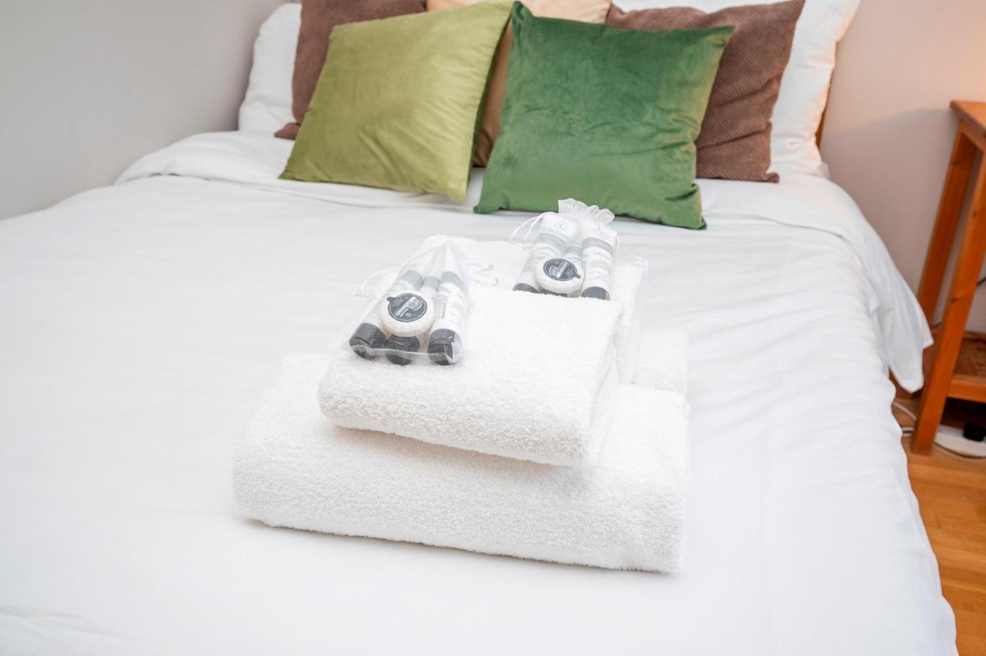 Pass The Keys Spacious 2br W Free Parking Patio Near Tube Holiday home