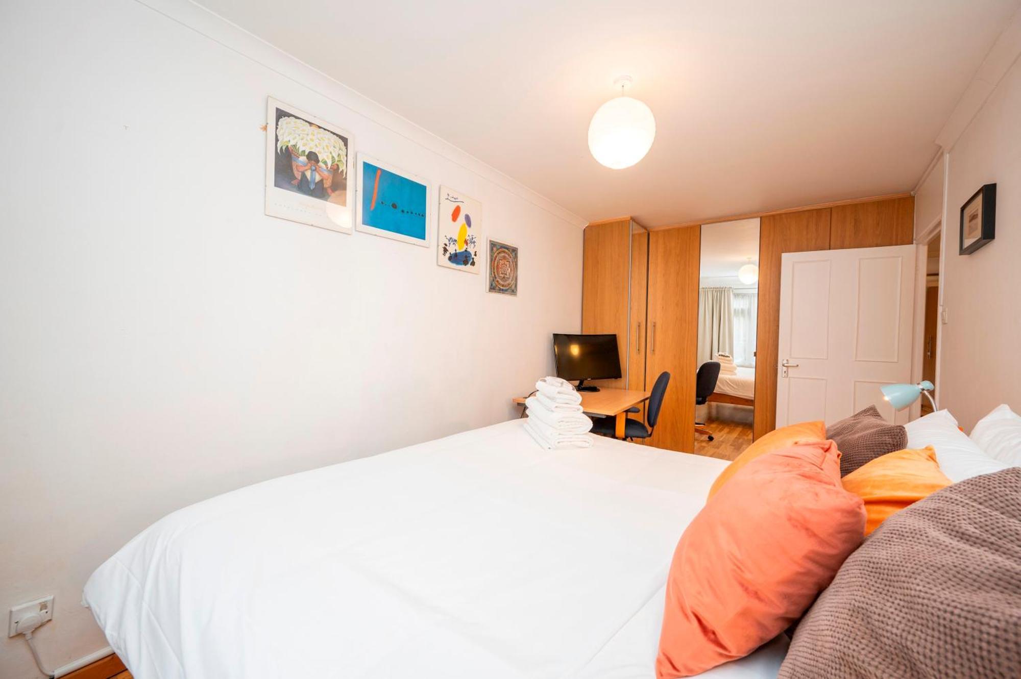 Pass The Keys Spacious 2br W Free Parking Patio Near Tube Holiday home *