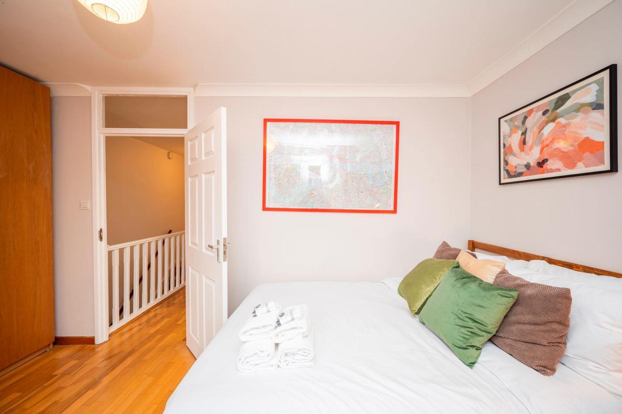 Holiday home Pass The Keys Spacious 2br W Free Parking Patio Near Tube *
