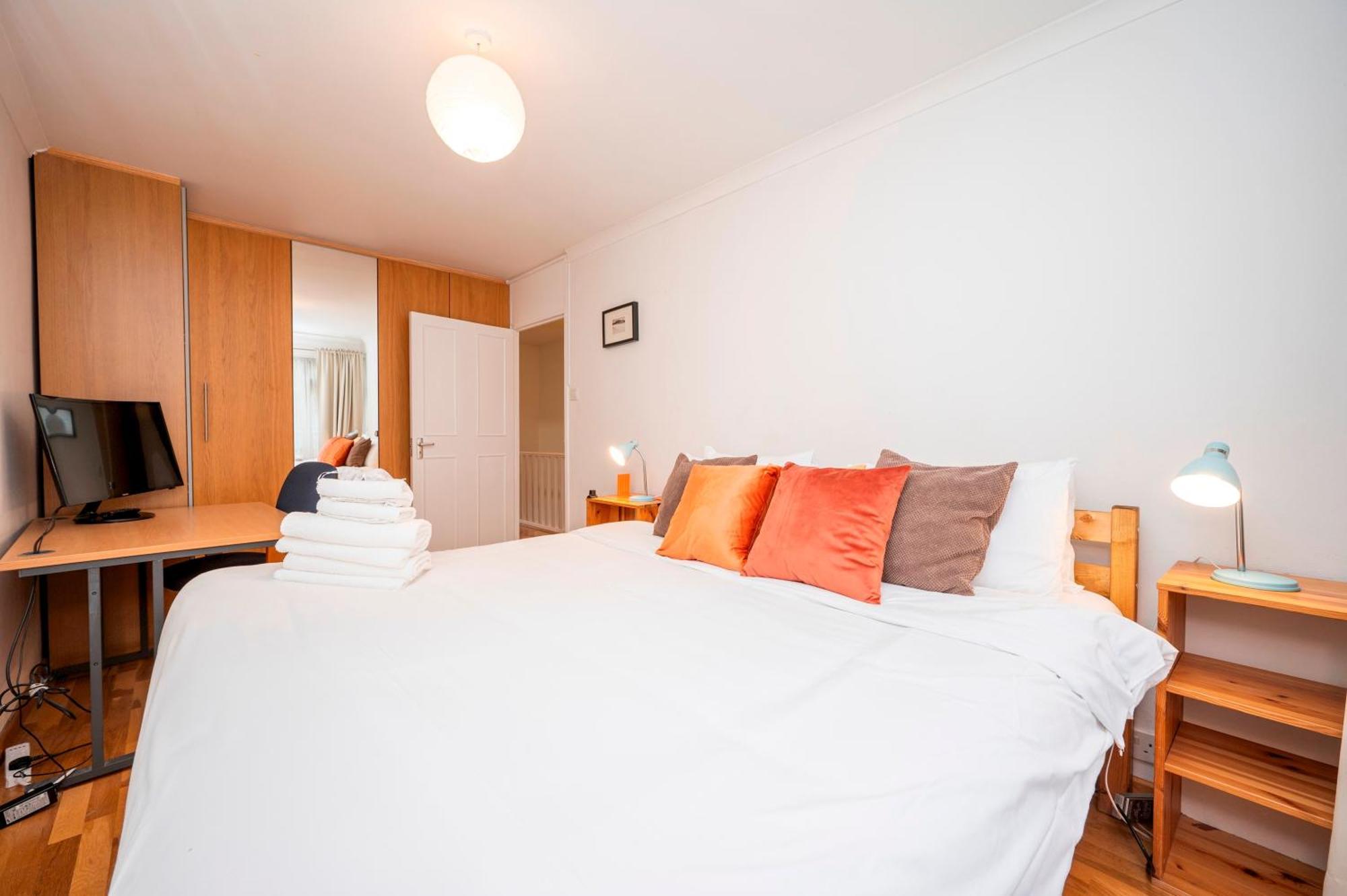 Pass The Keys Spacious 2br W Free Parking Patio Near Tube Holiday home