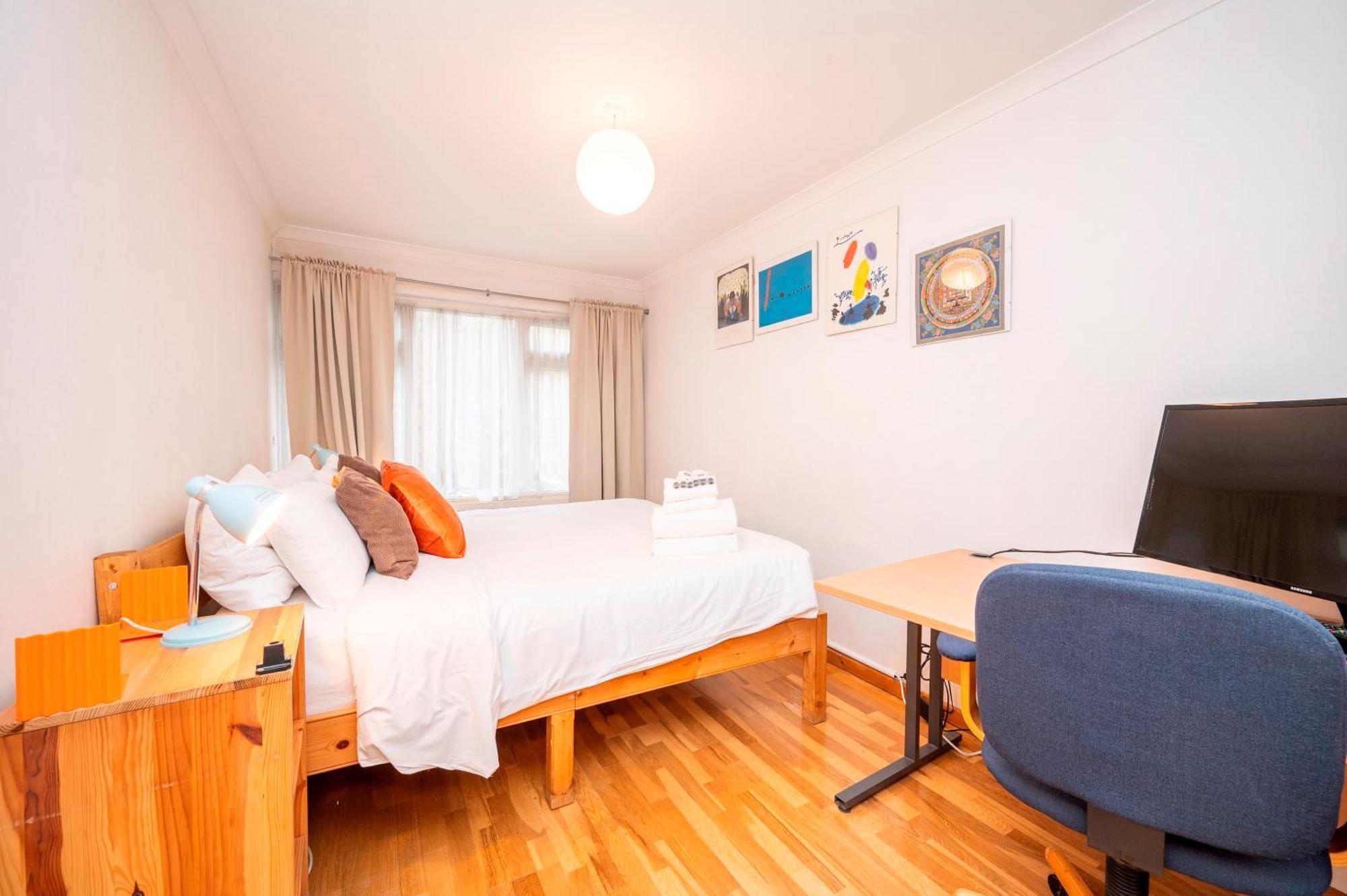 Holiday home Pass The Keys Spacious 2br W Free Parking Patio Near Tube *