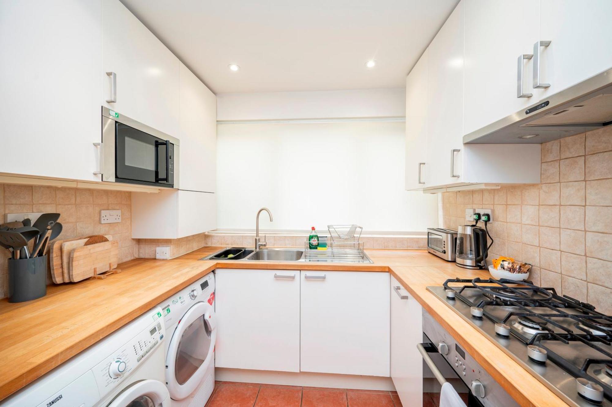 Pass The Keys Spacious 2br W Free Parking Patio Near Tube Holiday home *