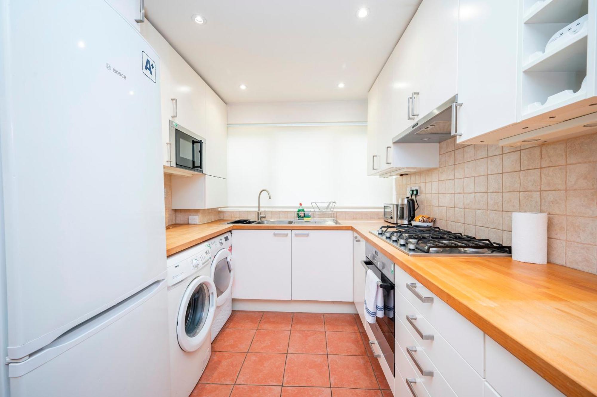 Pass The Keys Spacious 2br W Free Parking Patio Near Tube Holiday home *
