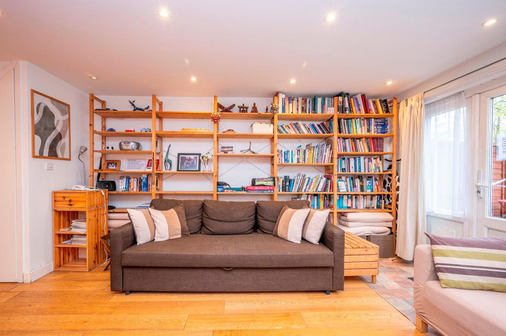Pass The Keys Spacious 2br W Free Parking Patio Near Tube Holiday home