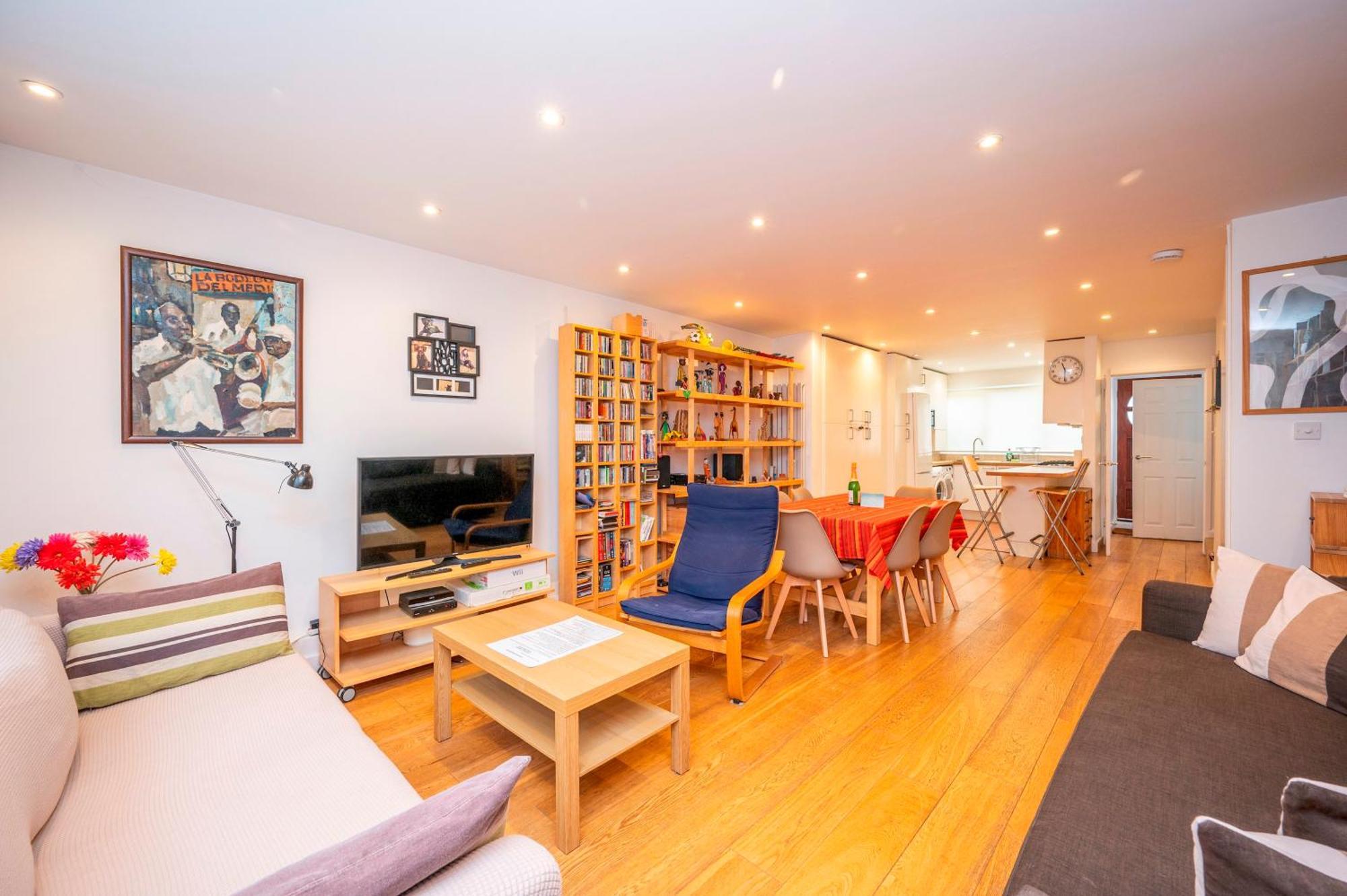 Pass The Keys Spacious 2br W Free Parking Patio Near Tube Holiday home