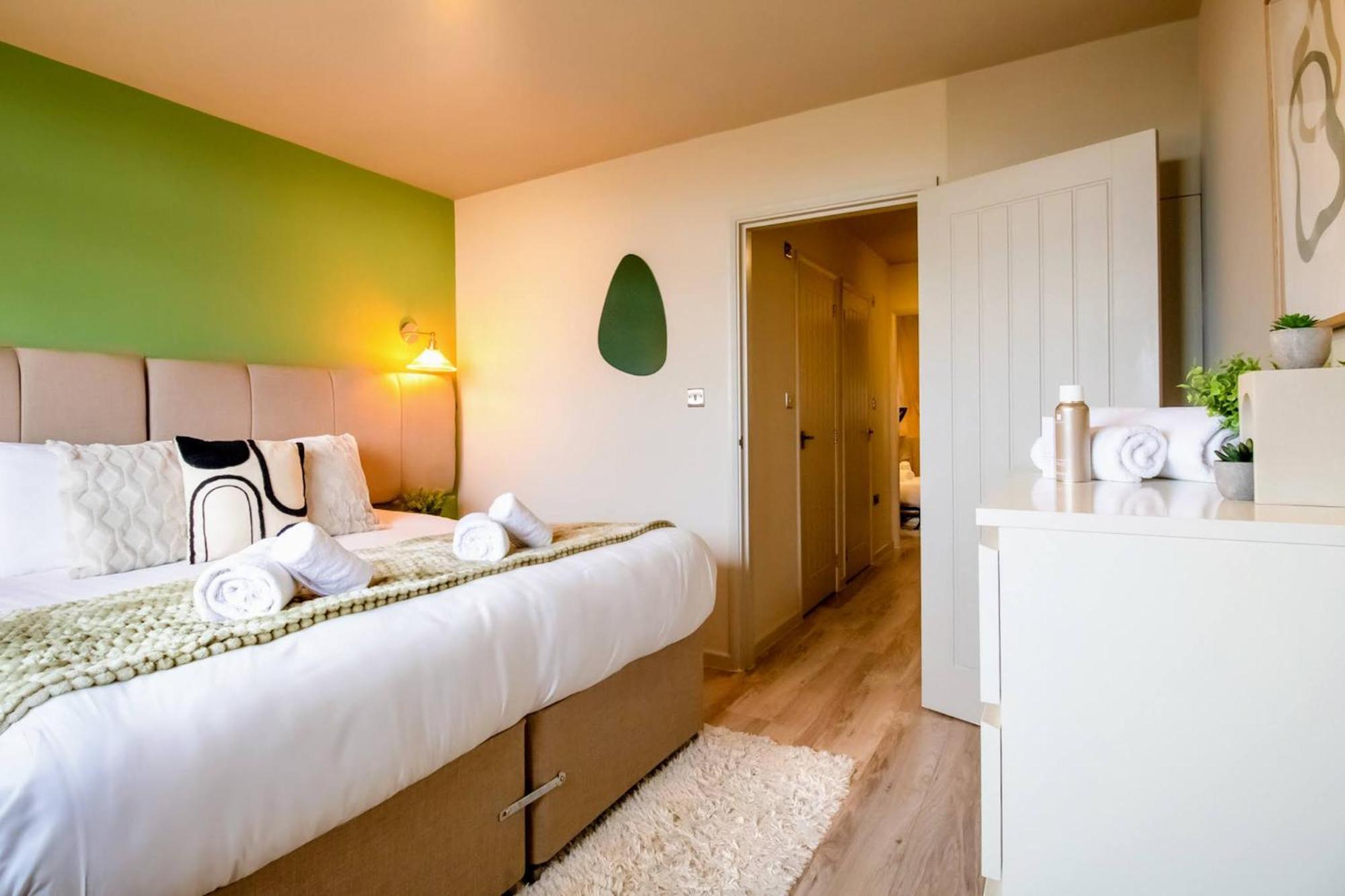 2br Flat King Bed 4 Min To Dlr Easy Access Apartment *