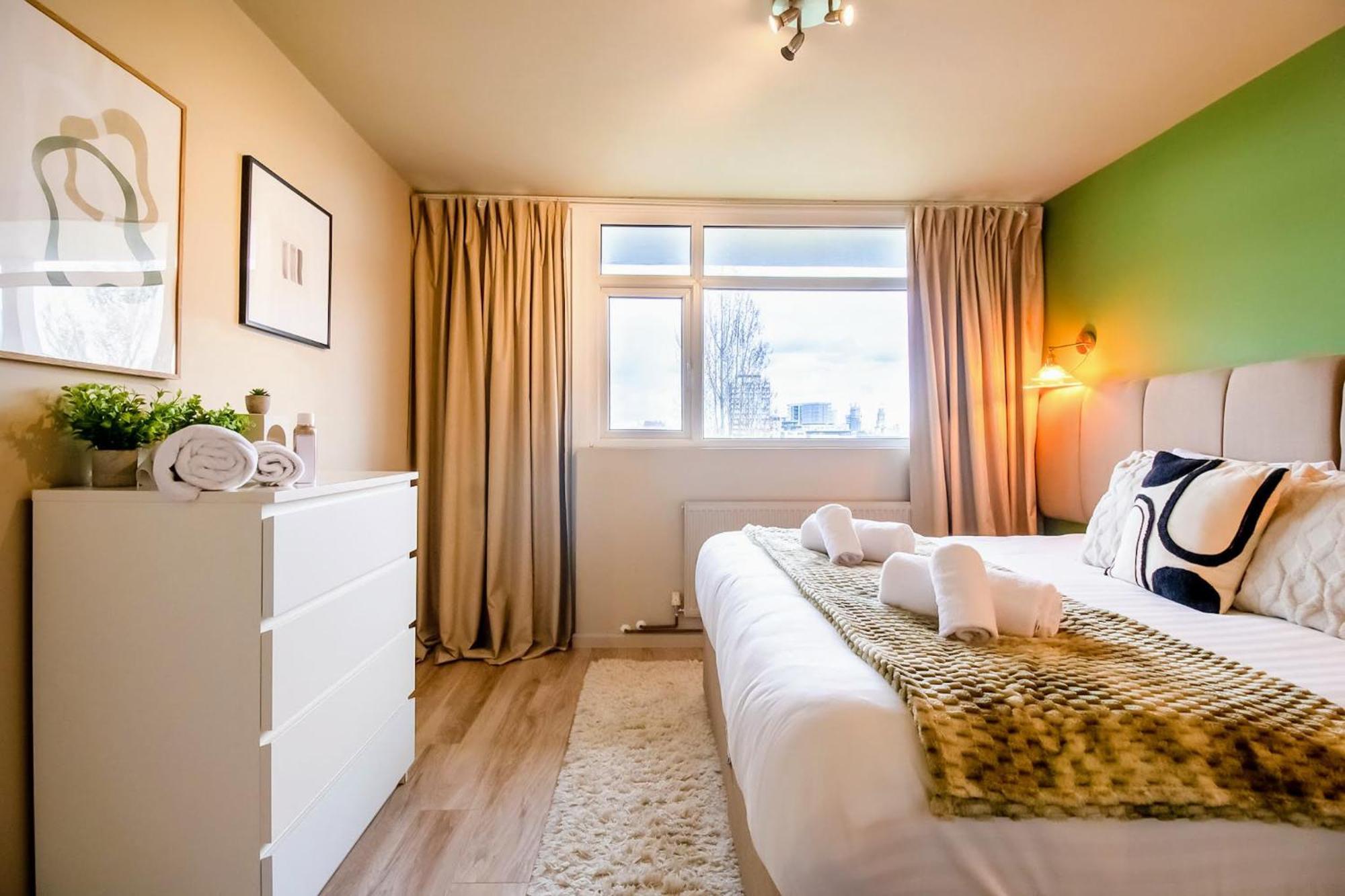 2br Flat King Bed 4 Min To Dlr Easy Access Apartment *