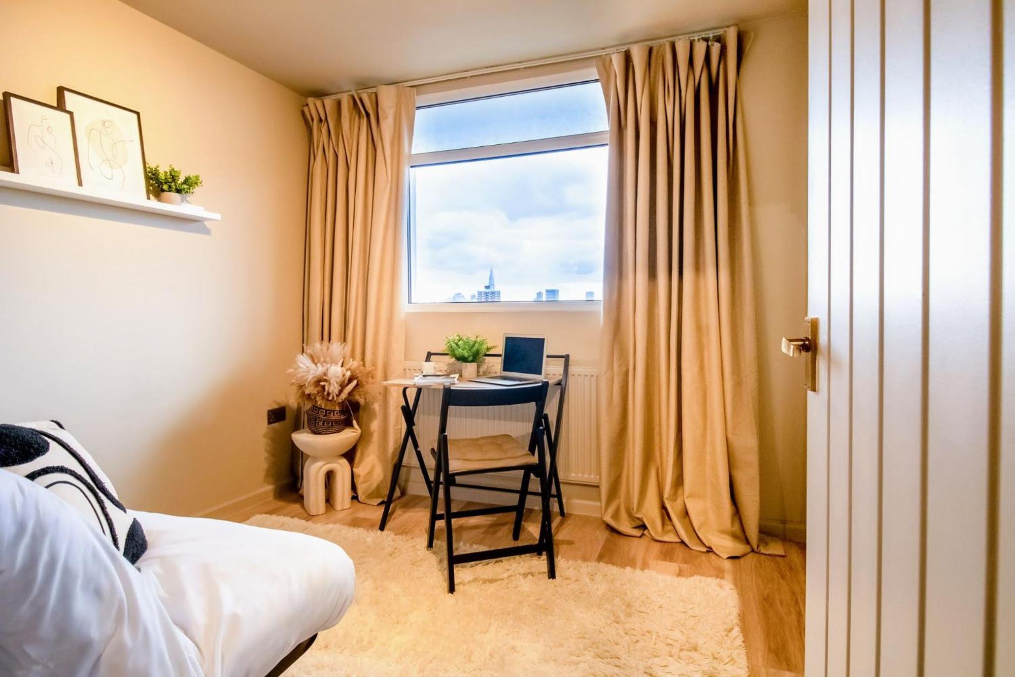 2br Flat King Bed 4 Min To Dlr Easy Access Leilighet
