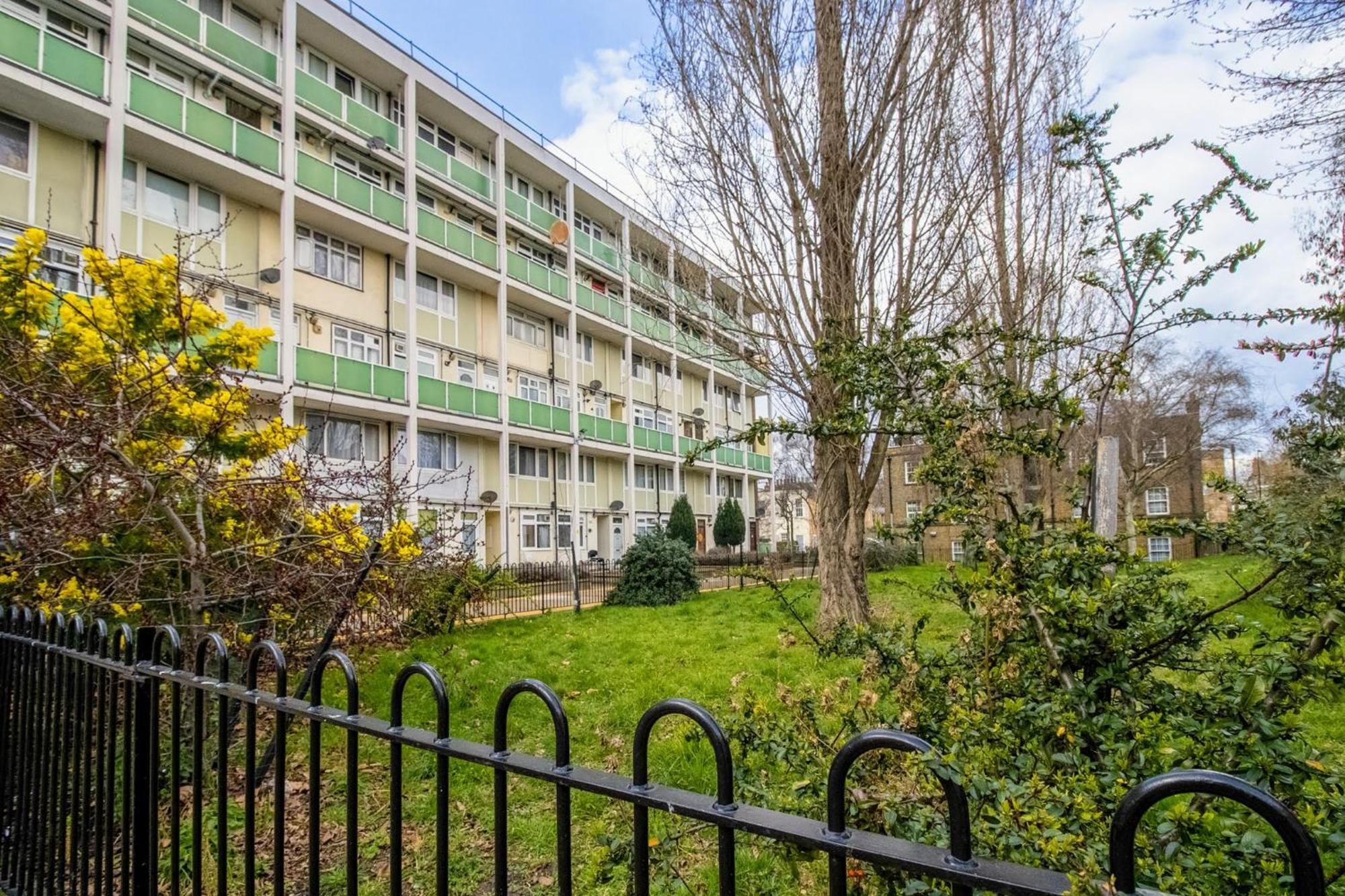 2br Flat King Bed 4 Min To Dlr Easy Access Leilighet