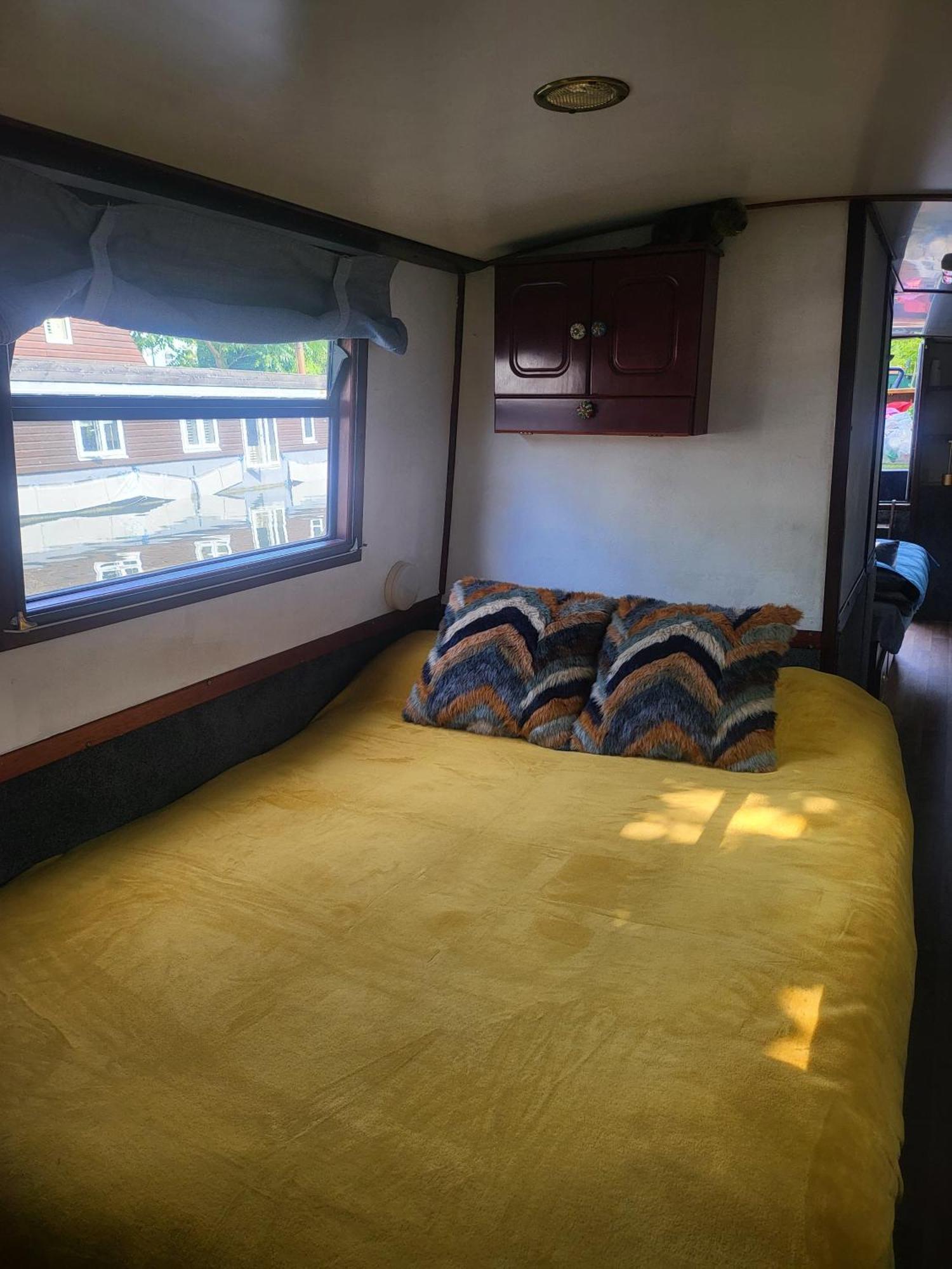 Botel Comfy Canal Boat In Little Venice By Paddington London