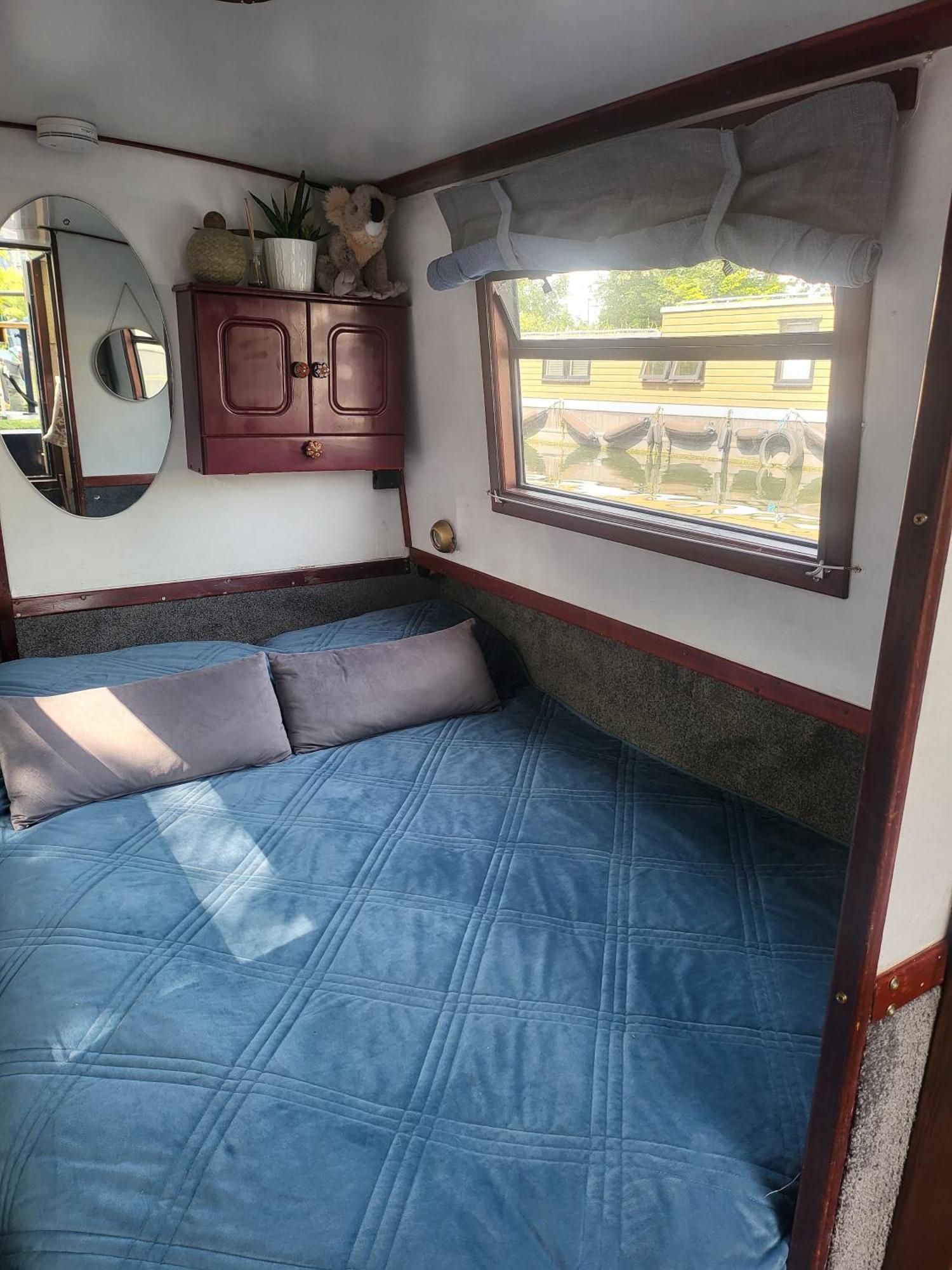 Botel Comfy Canal Boat In Little Venice By Paddington London