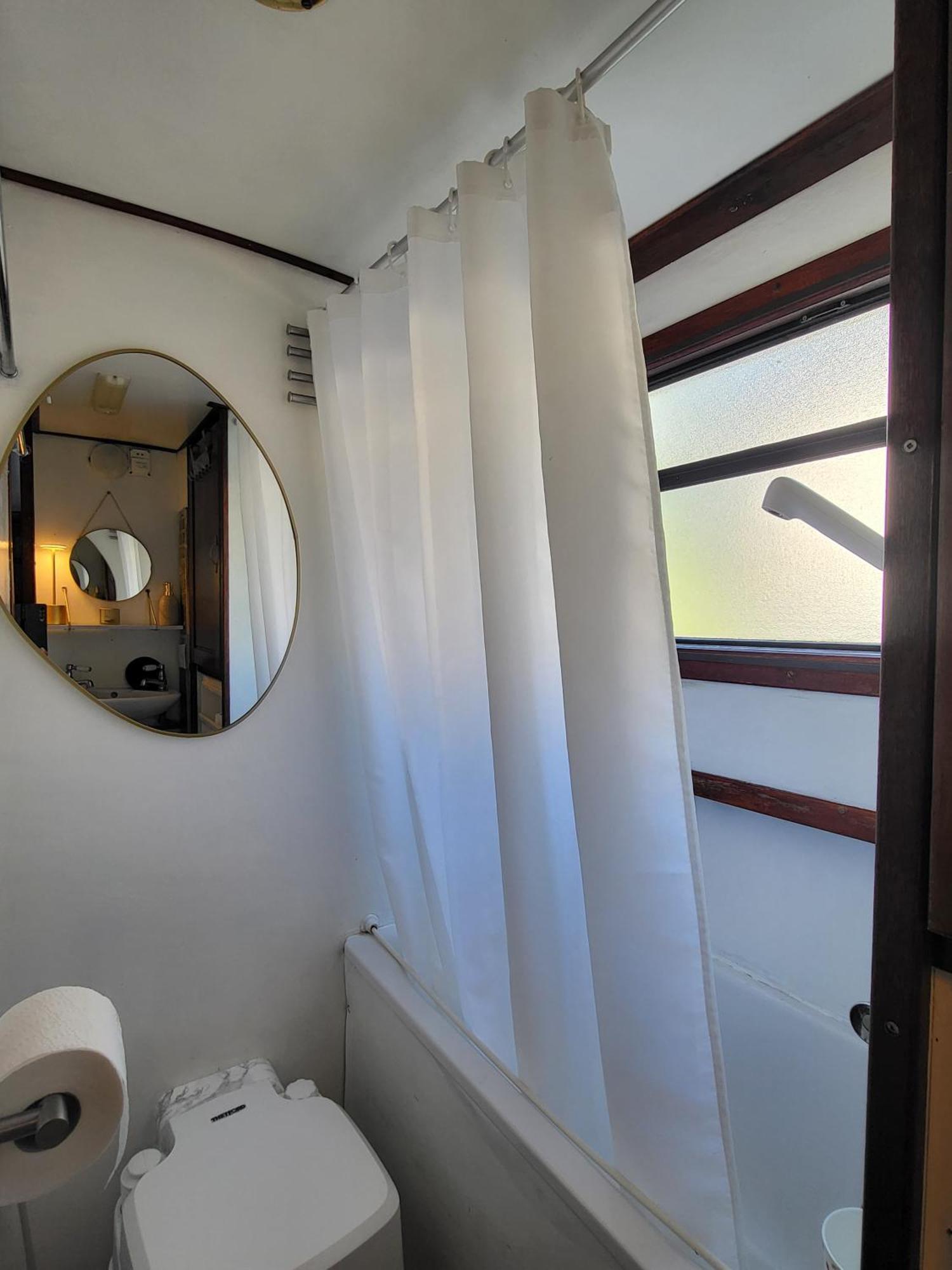 Comfy Canal Boat In Little Venice By Paddington