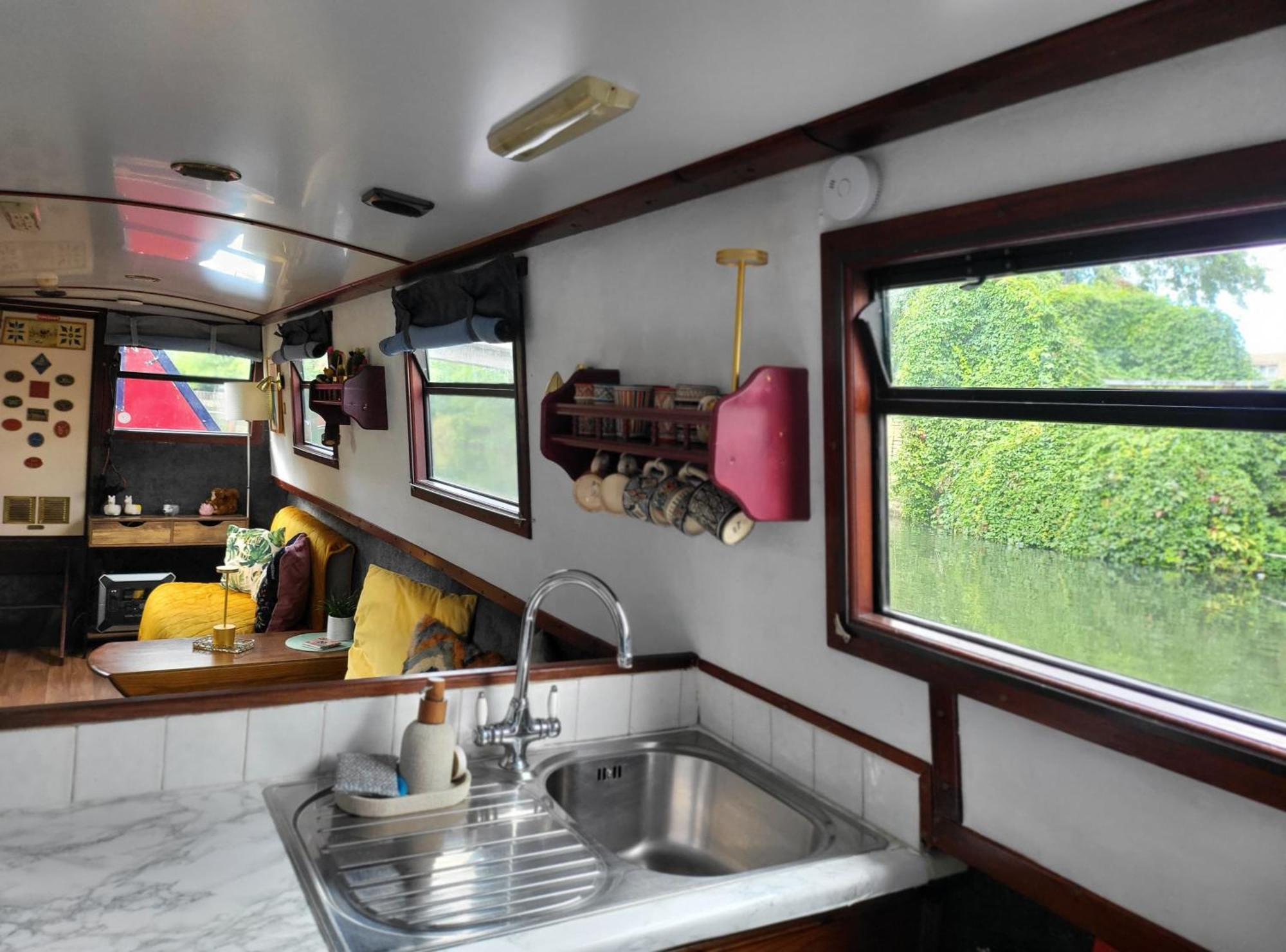 Botel Comfy Canal Boat In Little Venice By Paddington London