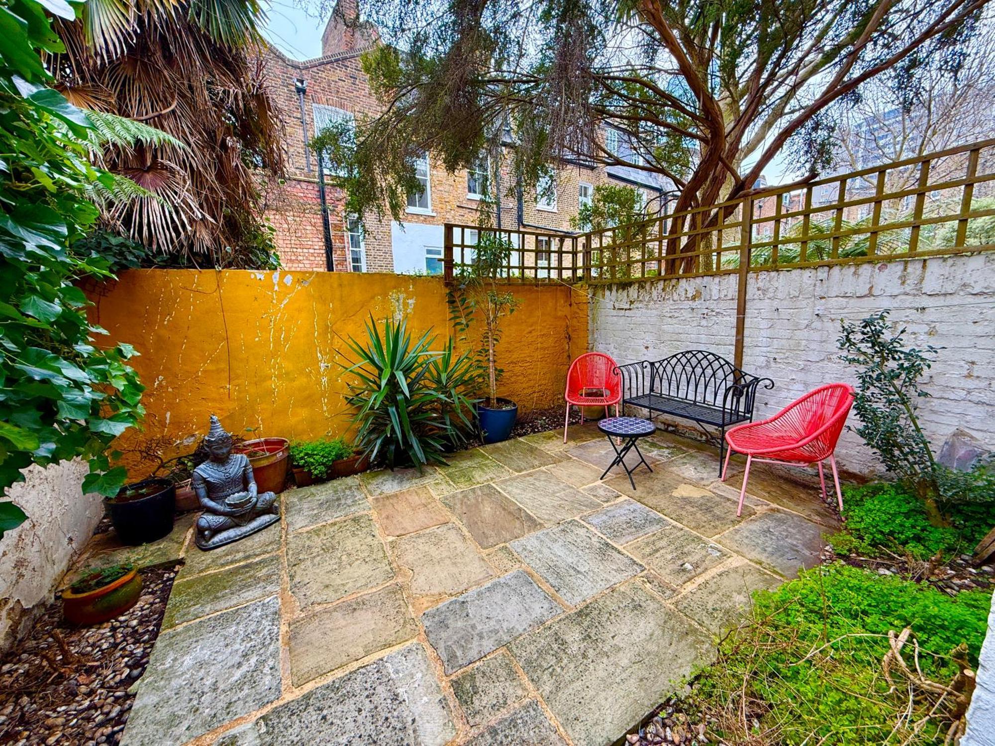 5 Bedroom House - 2 To 8 People Holiday home London