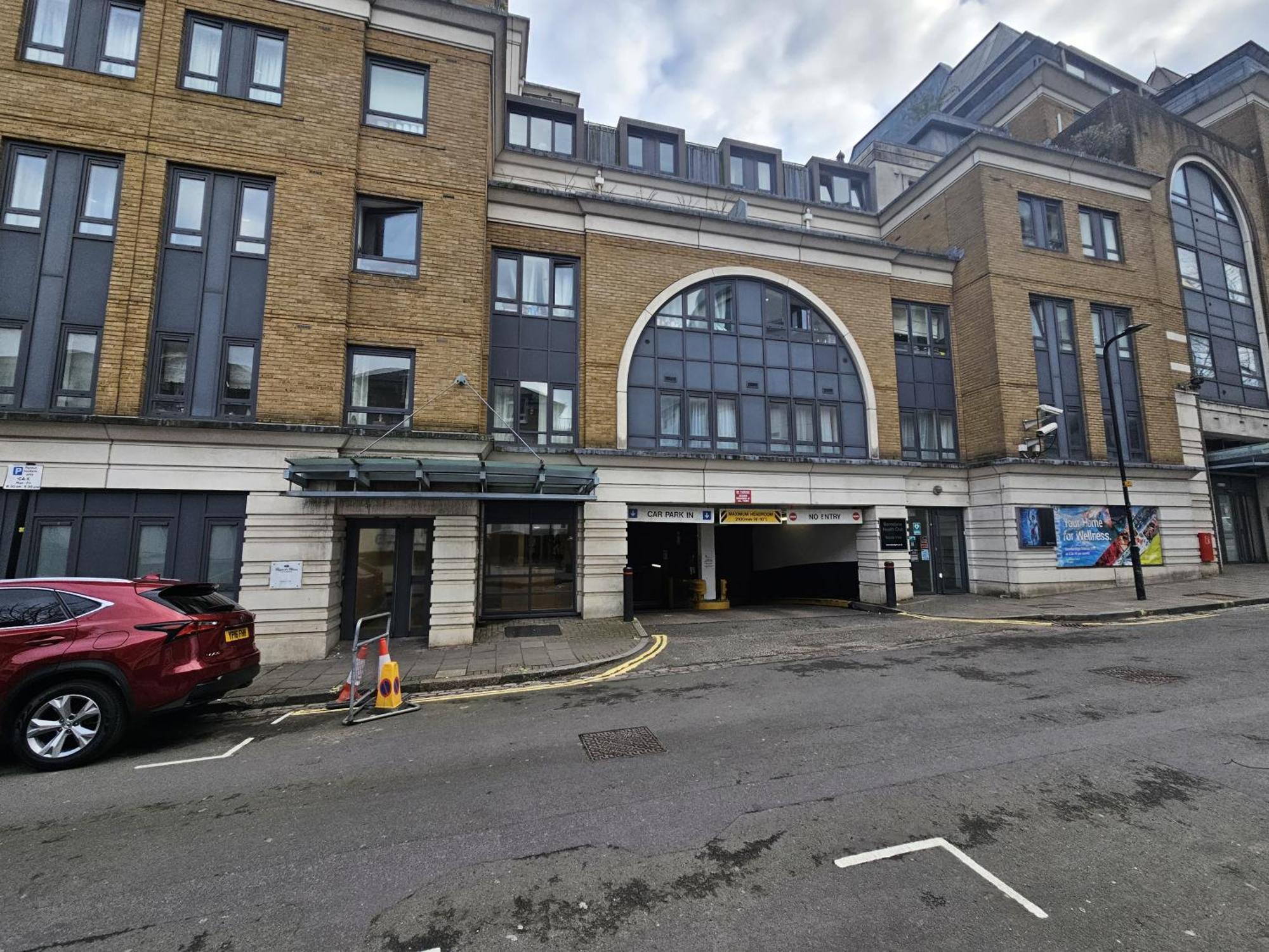 Luxury 3-bed With Private Garden En-suites & Underground Parking Prime Nw6 Location *