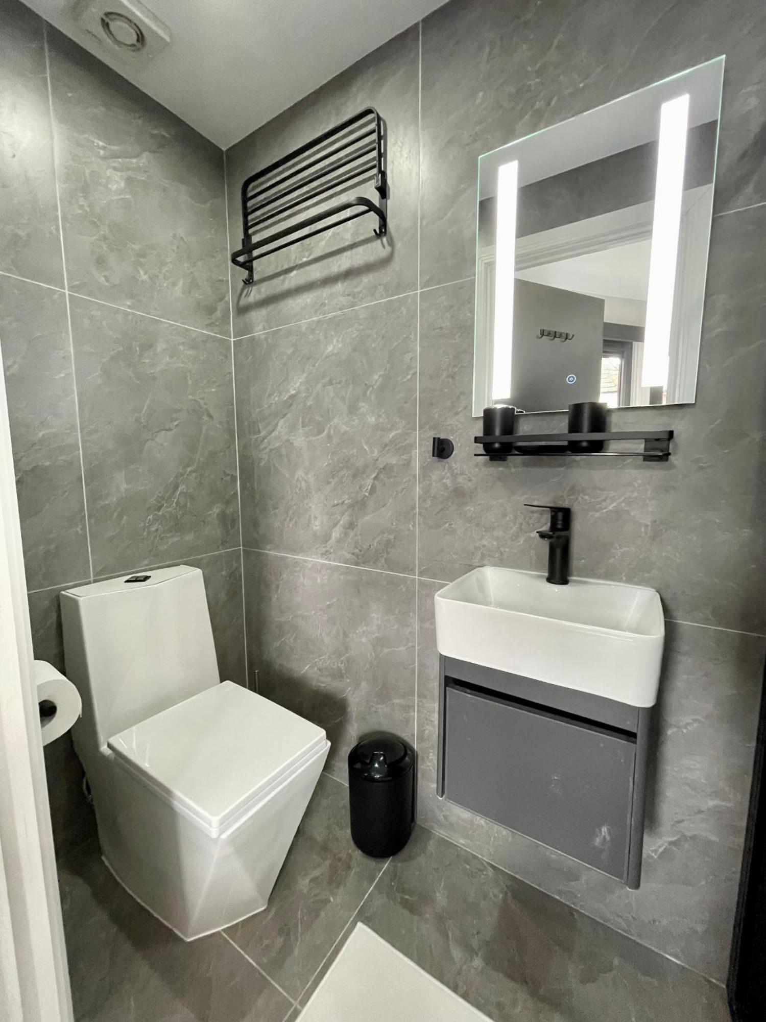 Luxury In Vibrant Area Londres