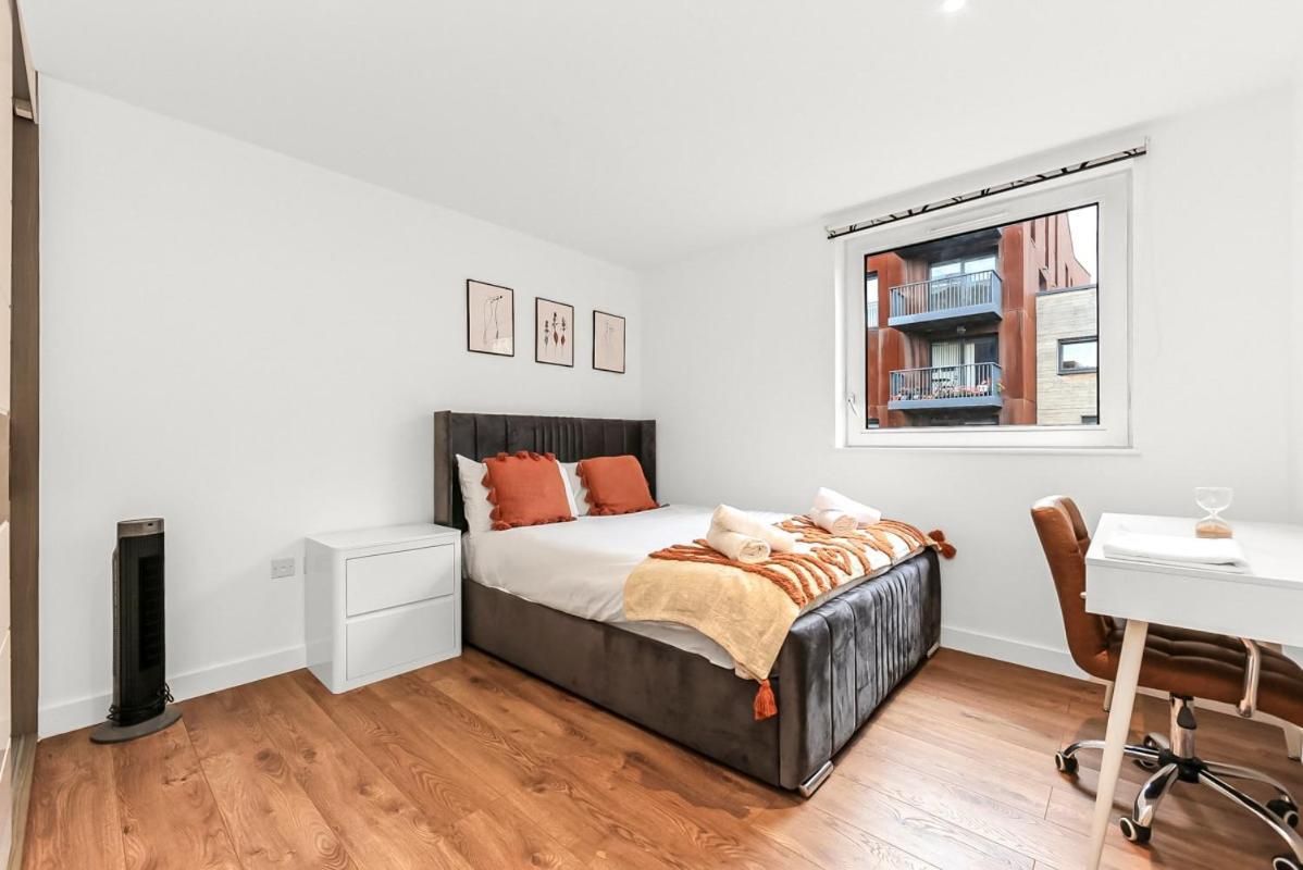 Modern 2 Bed 2 Bath Flat With Balcony Surrey Quays *