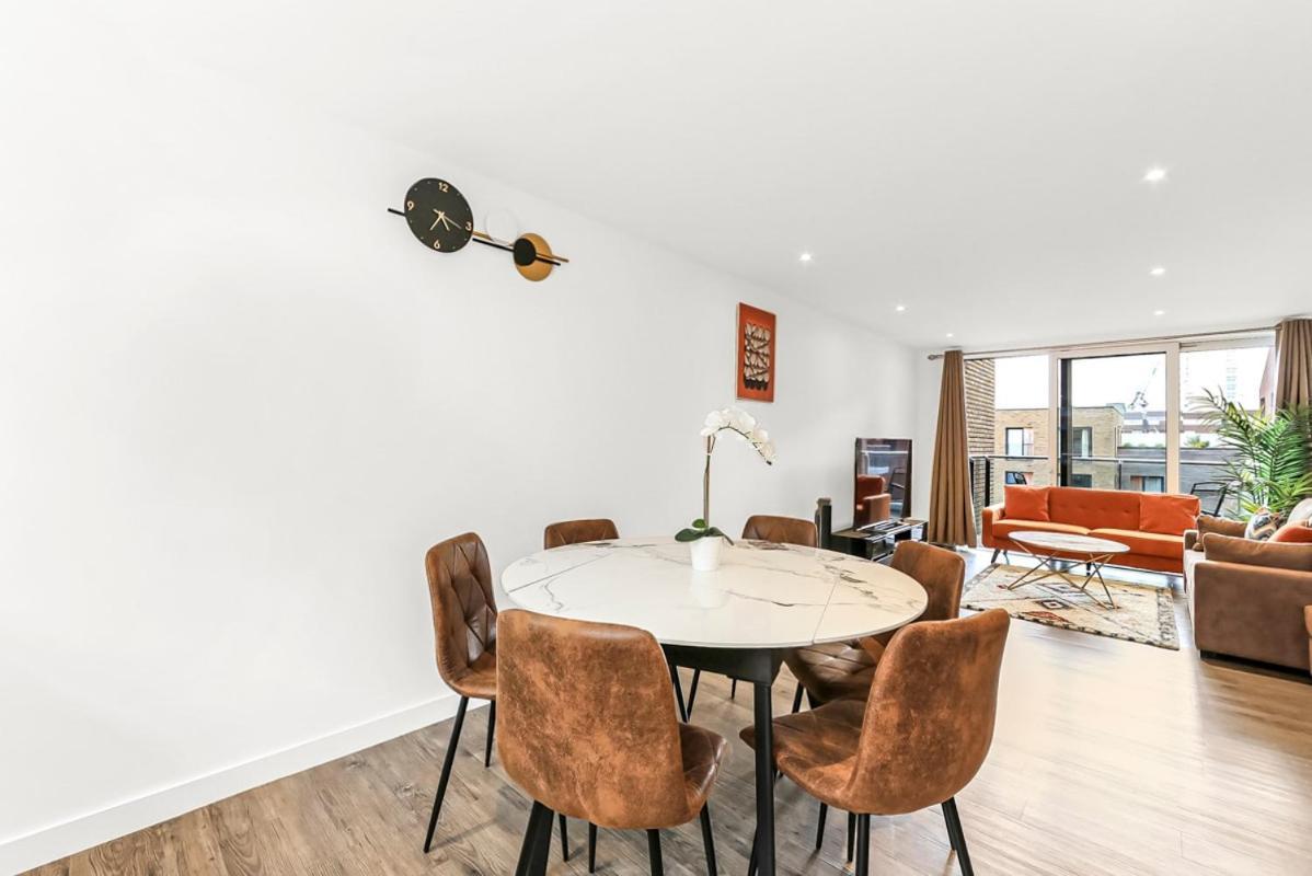 Modern 2 Bed 2 Bath Flat With Balcony Surrey Quays * London