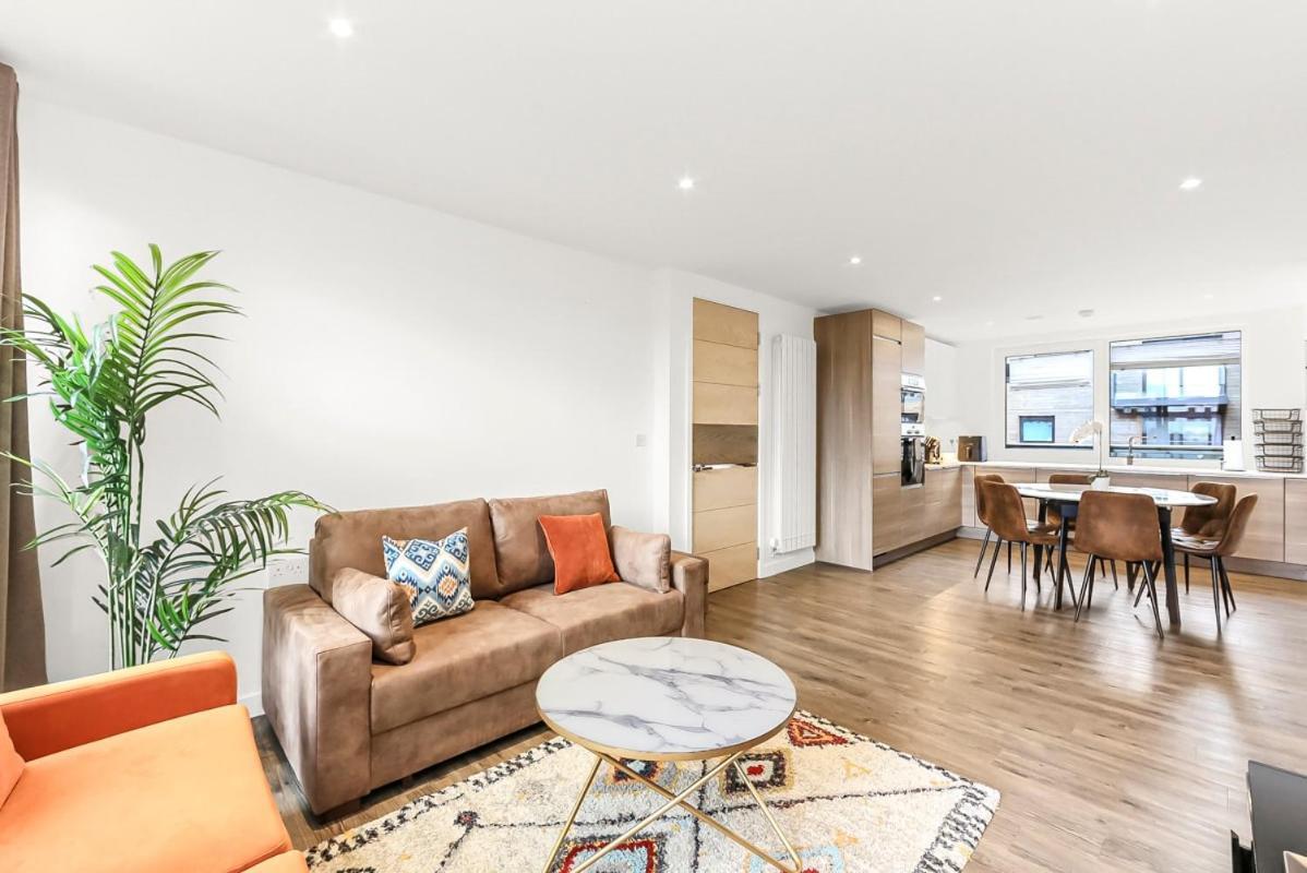 Modern 2 Bed 2 Bath Flat With Balcony Surrey Quays Apartment