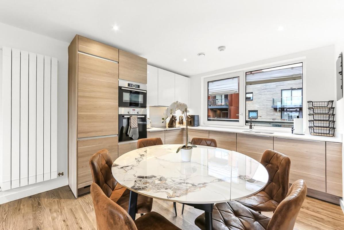 Apartment Modern 2 Bed 2 Bath Flat With Balcony Surrey Quays *