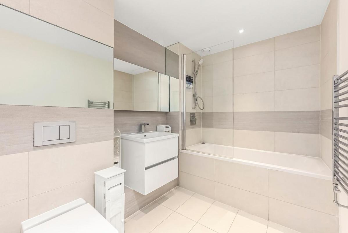 Modern 2 Bed 2 Bath Flat With Balcony Surrey Quays Apartment London