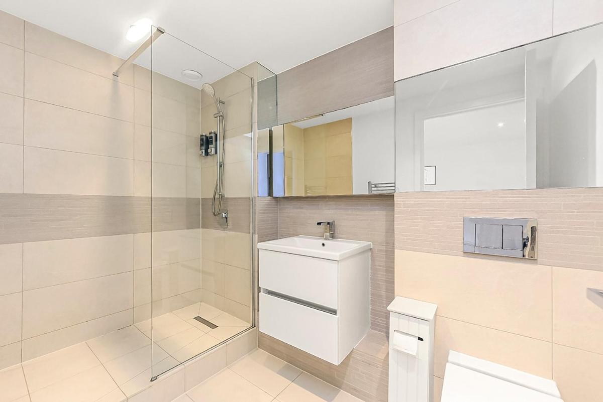 Modern 2 Bed 2 Bath Flat With Balcony Surrey Quays Apartment