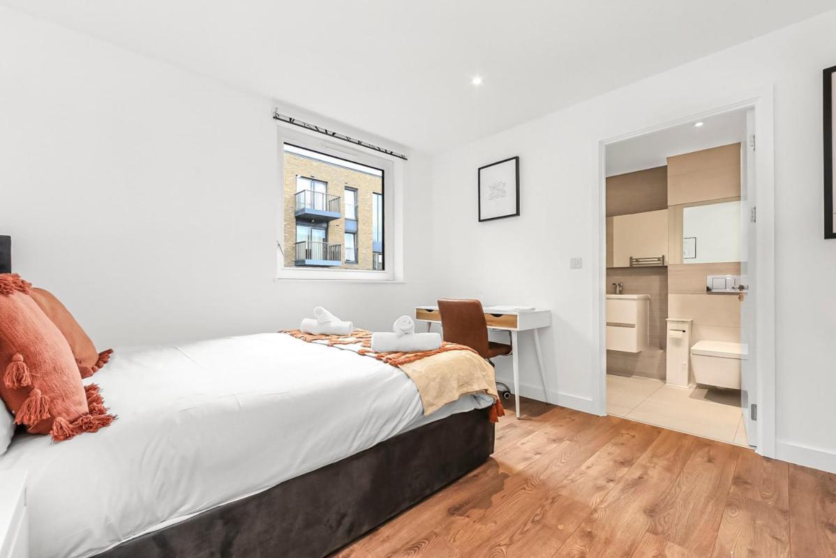 Apartment Modern 2 Bed 2 Bath Flat With Balcony Surrey Quays London