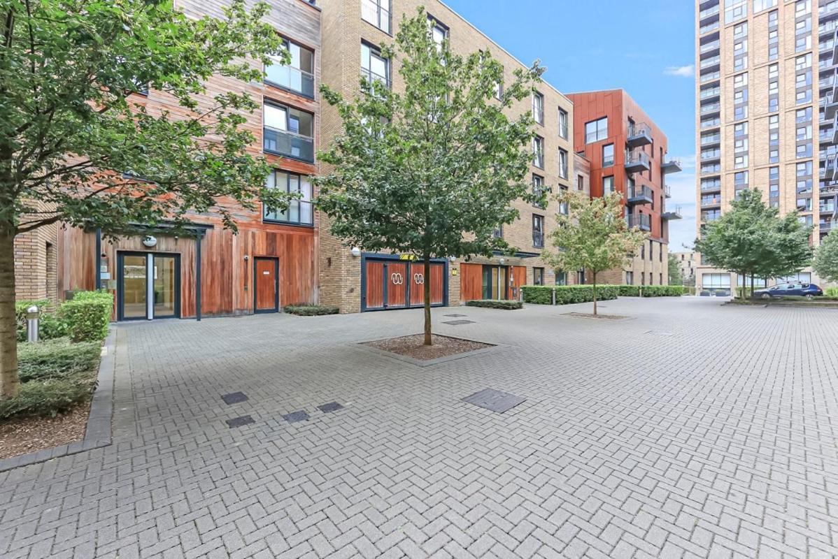 Modern 2 Bed 2 Bath Flat With Balcony Surrey Quays London