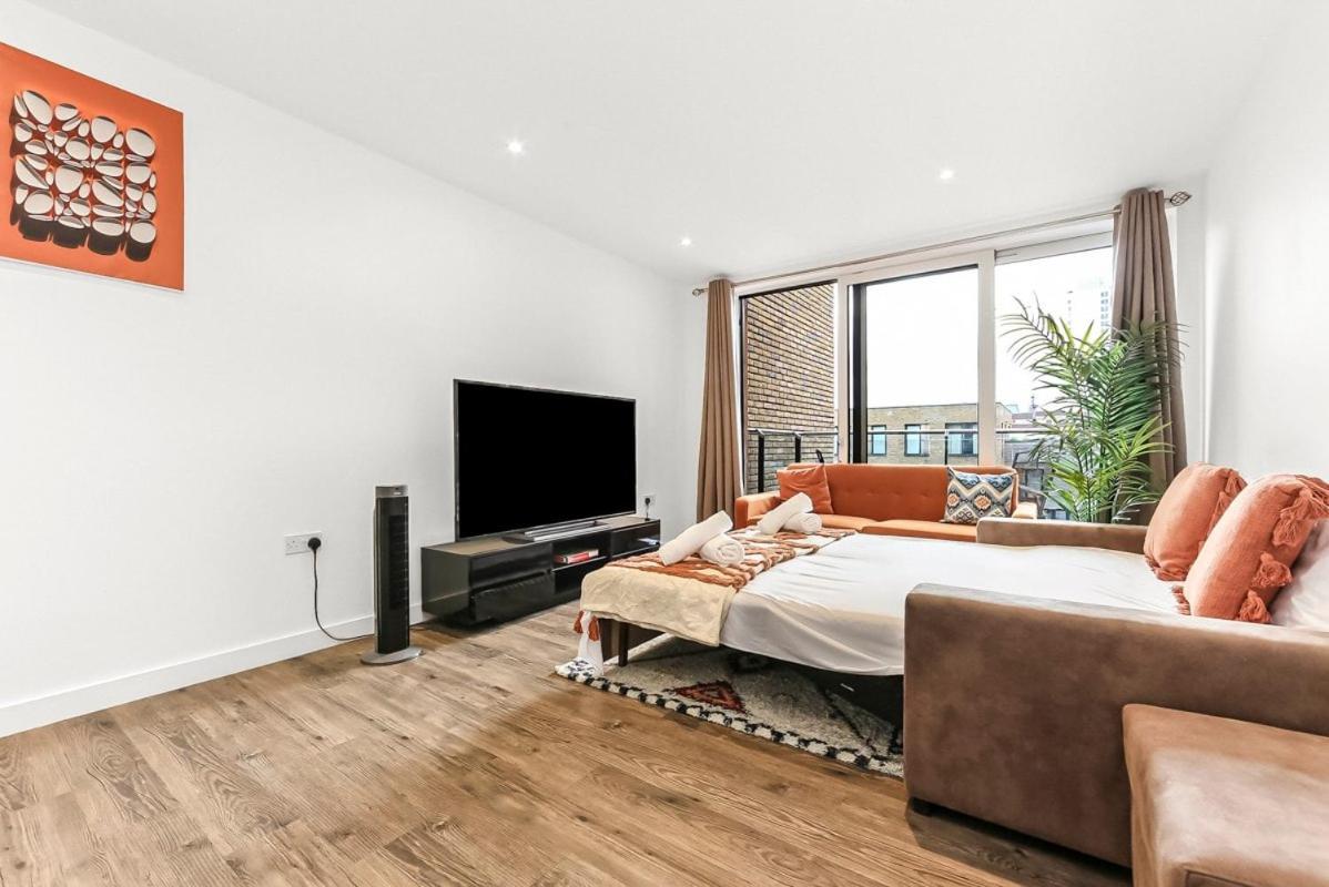 Modern 2 Bed 2 Bath Flat With Balcony Surrey Quays Apartment *