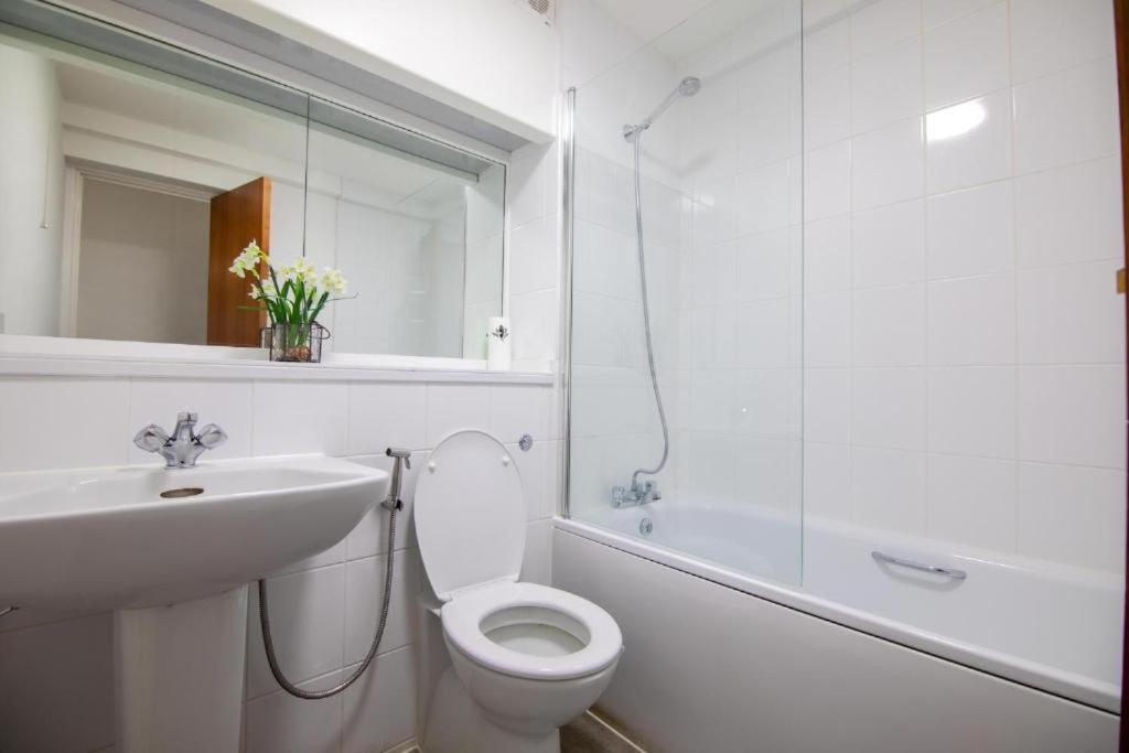 Thames-line Apartment *