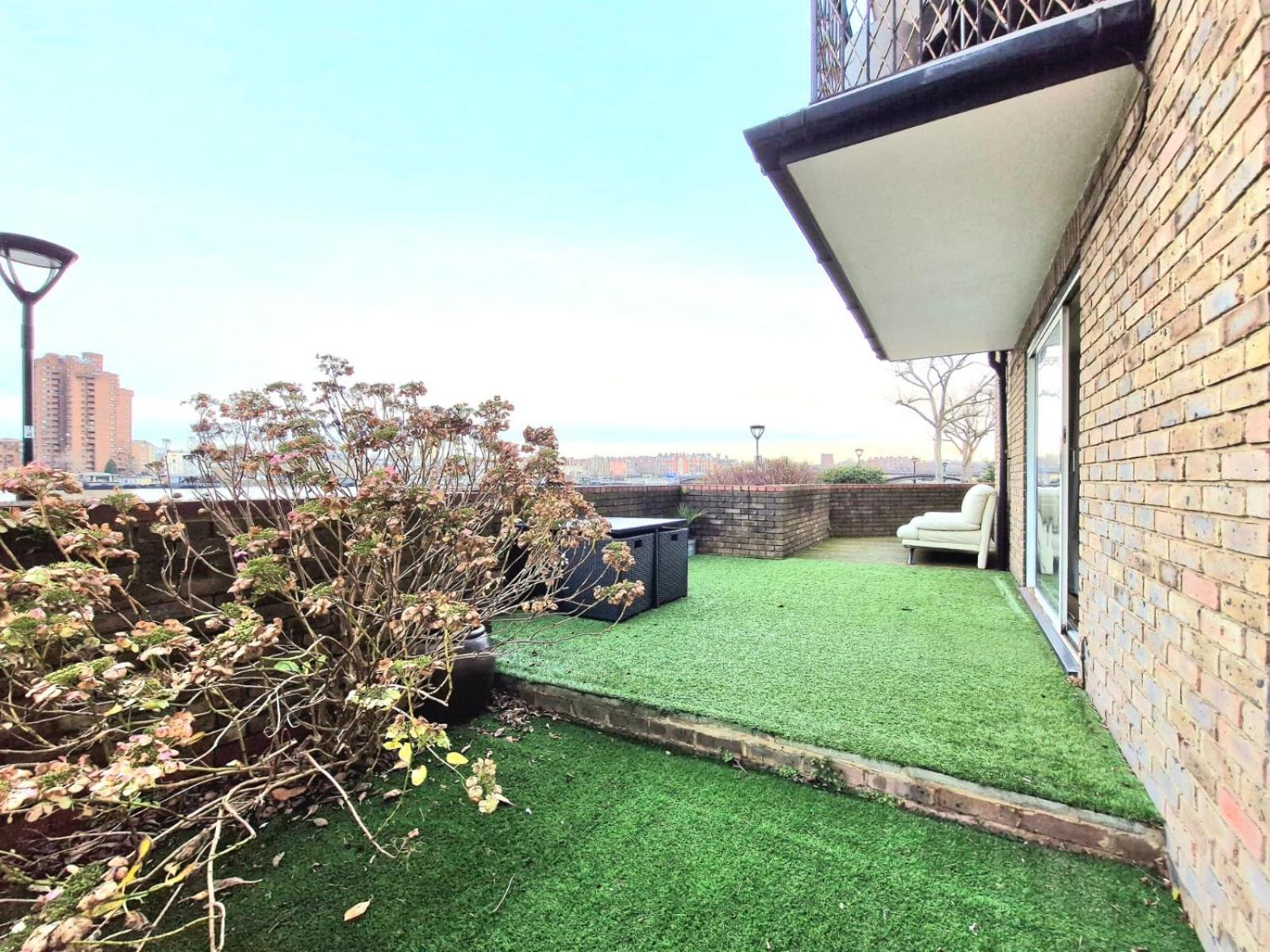 Thames-line Apartment *