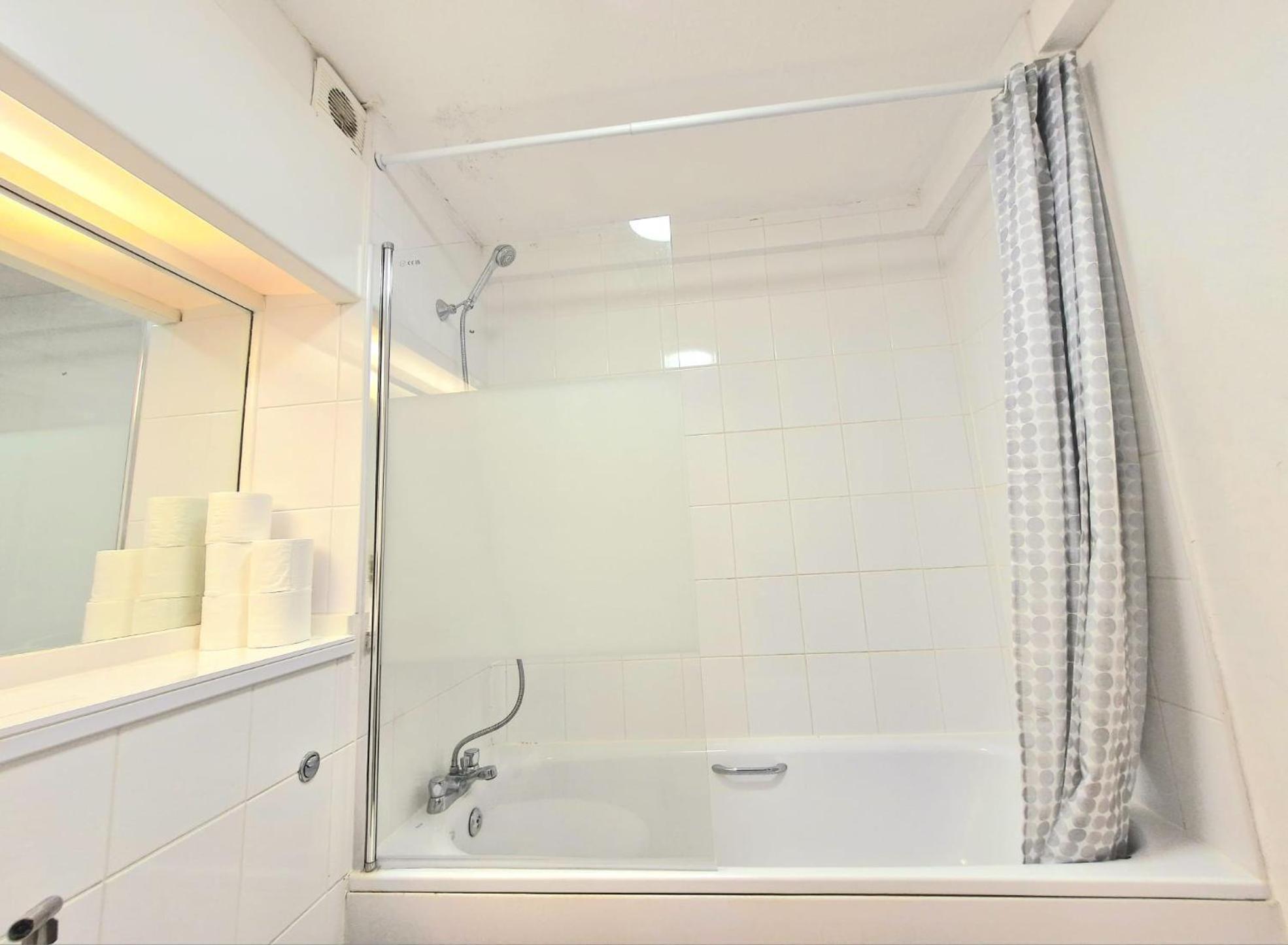 Thames-line Apartment London